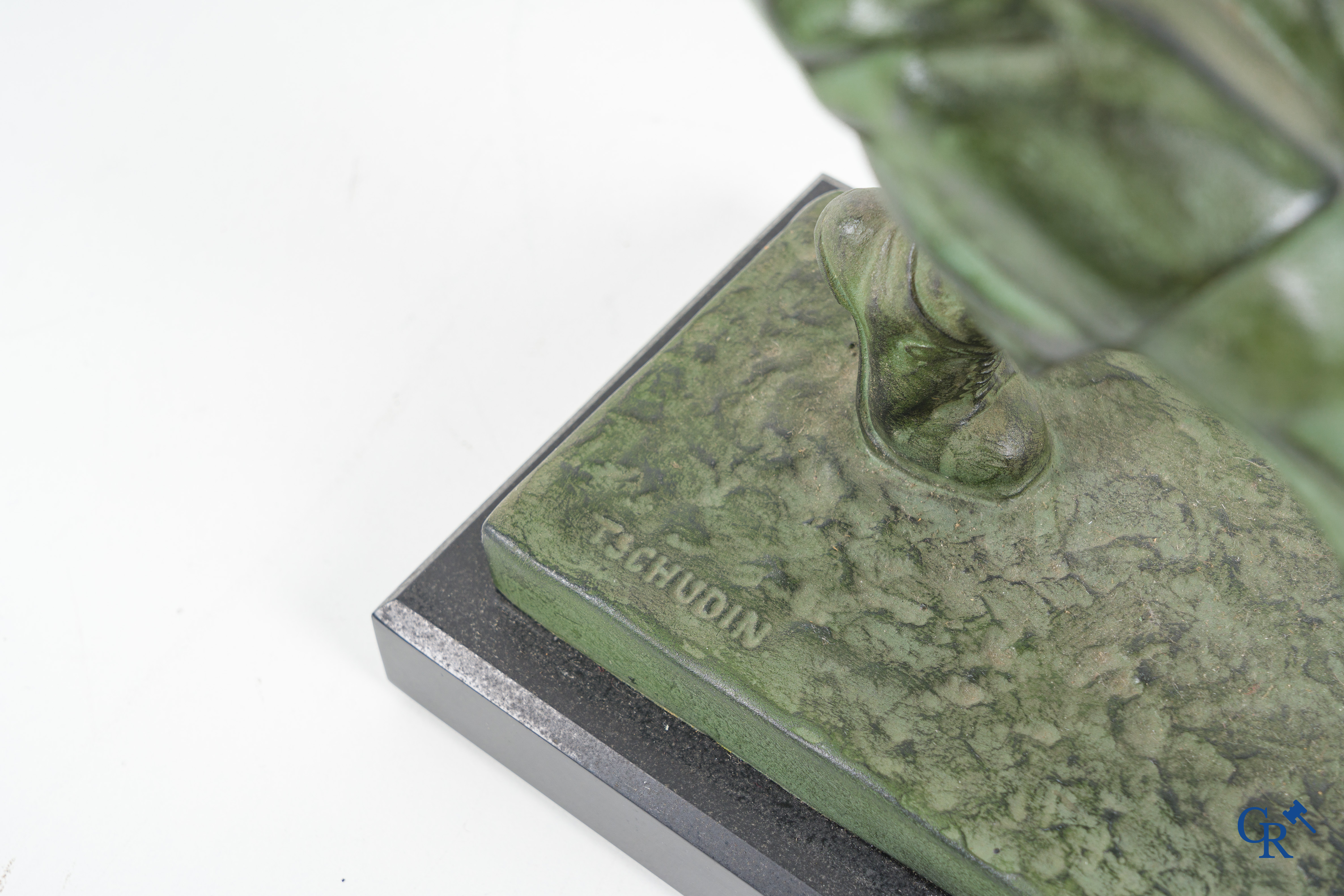 Raymond Tschudin (1916-1998) "De voetballer" Art deco sculptuur in groen gepatineerde kunstbrons. Circa 1940.