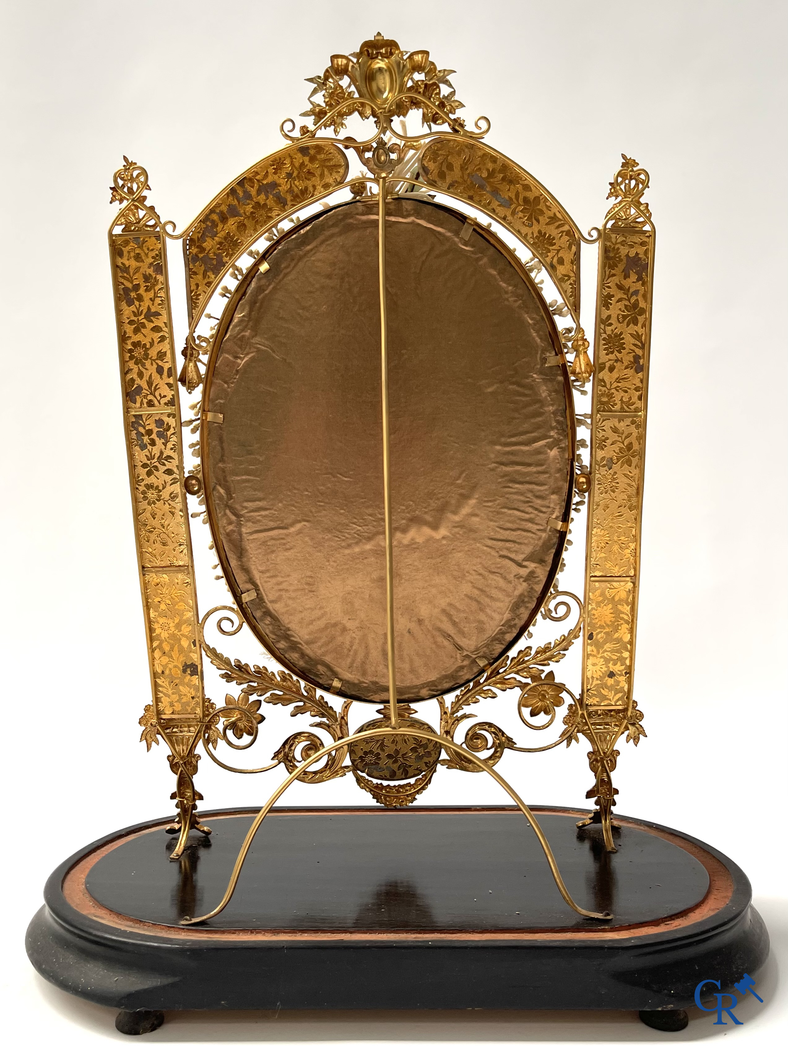 An exceptional glass dome with a bridal bouquet. Mirrors in gilded and silvered brass. Circa 1900.