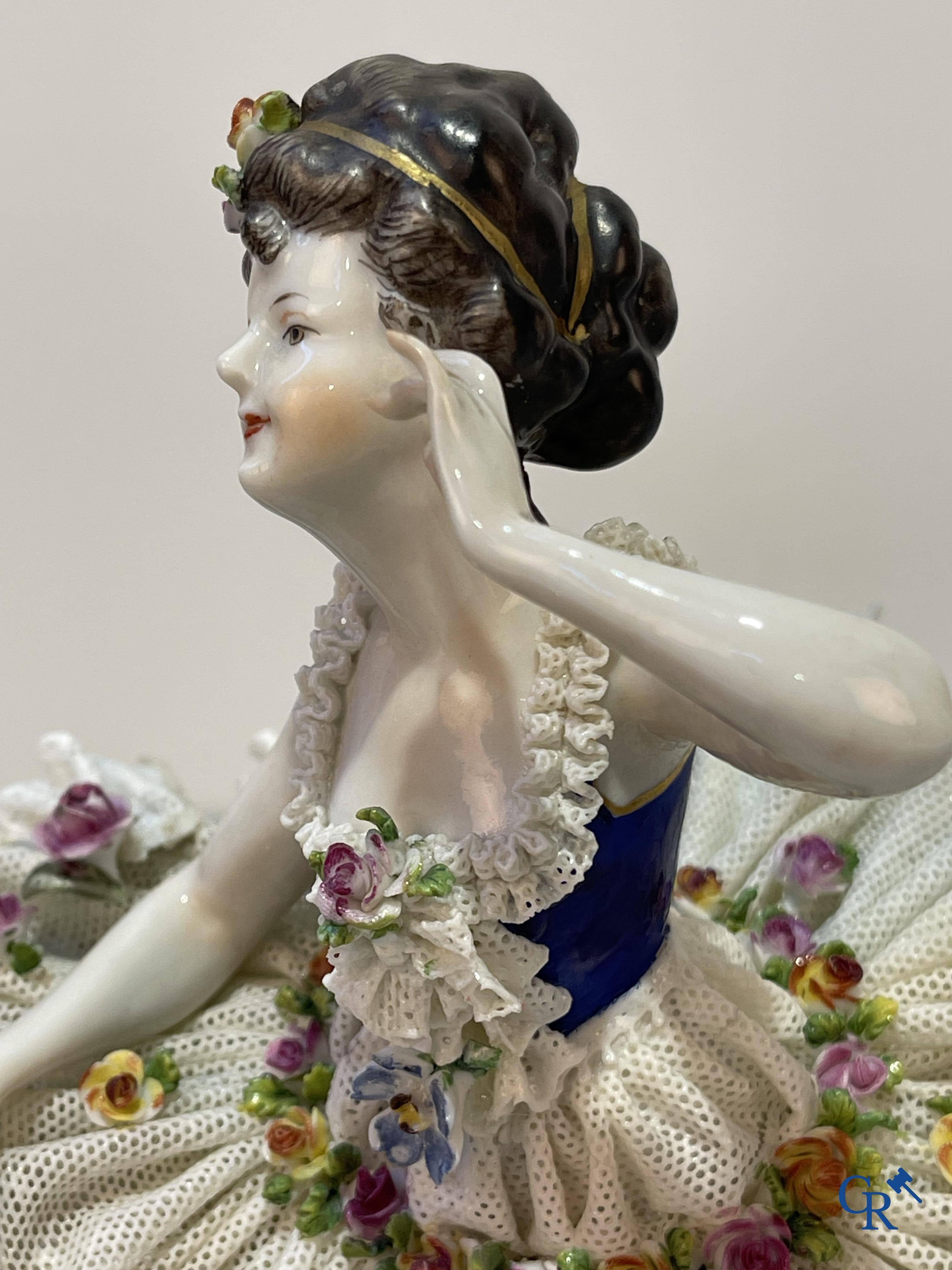 Porcelaine européenne, Ludwigsburg, danseuse en porcelaine en dentelle "lace porcelain" allemande finement décorée.