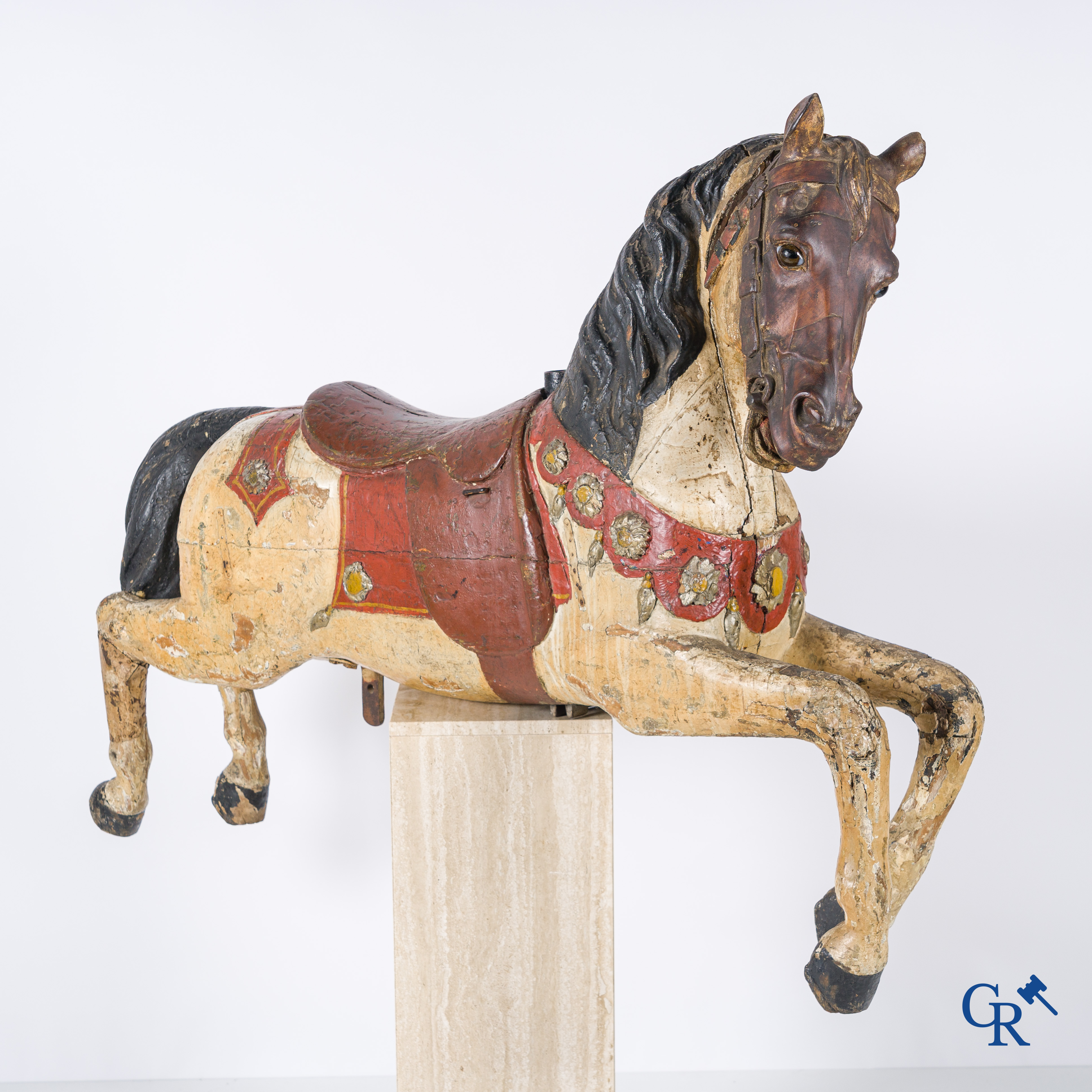 Kermis objecten, Gustave Bayol (Avignon 1859 - Angers 1931) Uitzonderlijk houtgesculpteerd carrouselpaard. Circa 1900.
