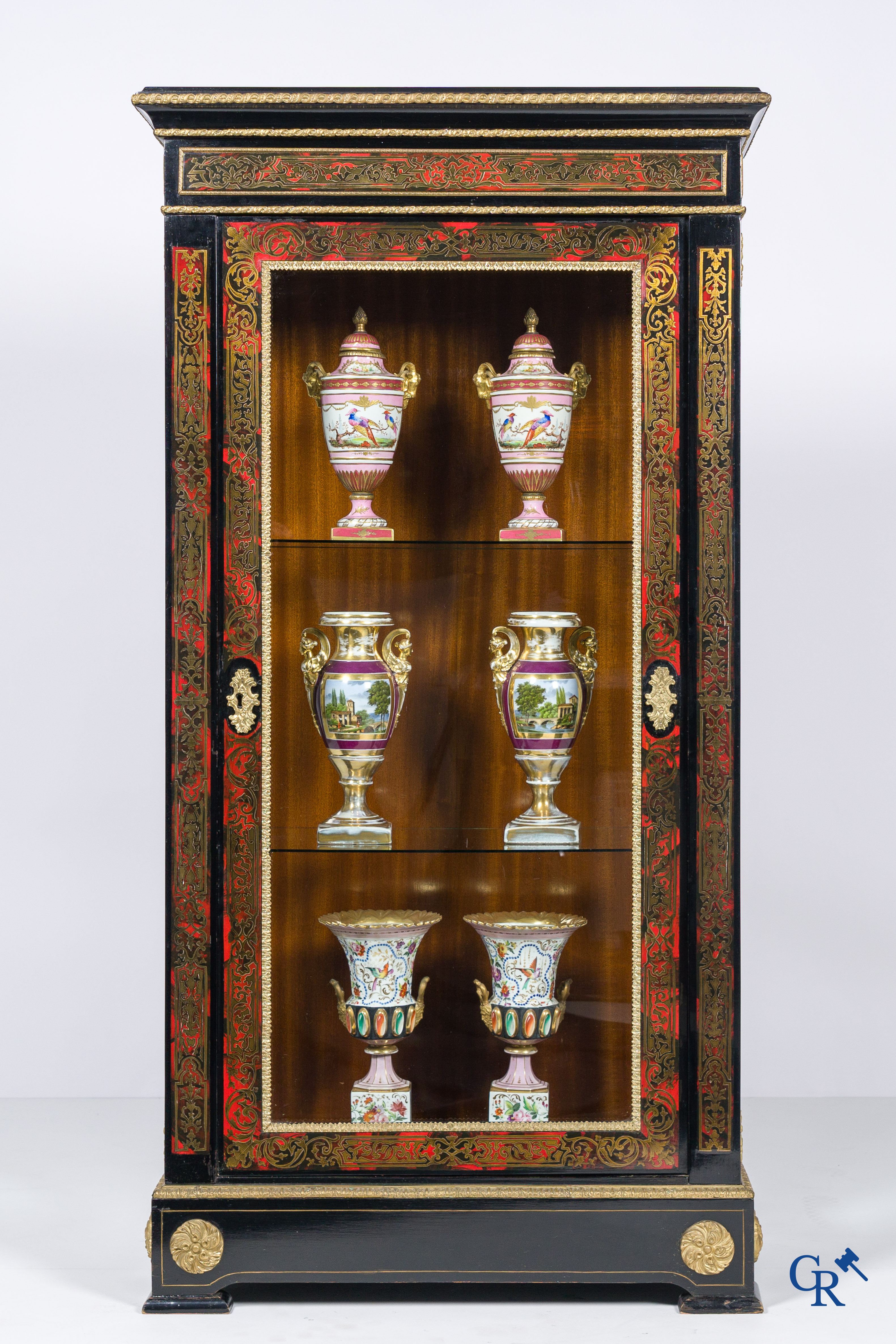 Een 1 deurs vitrine meubel met Boulle marqueterie. 19de eeuw.