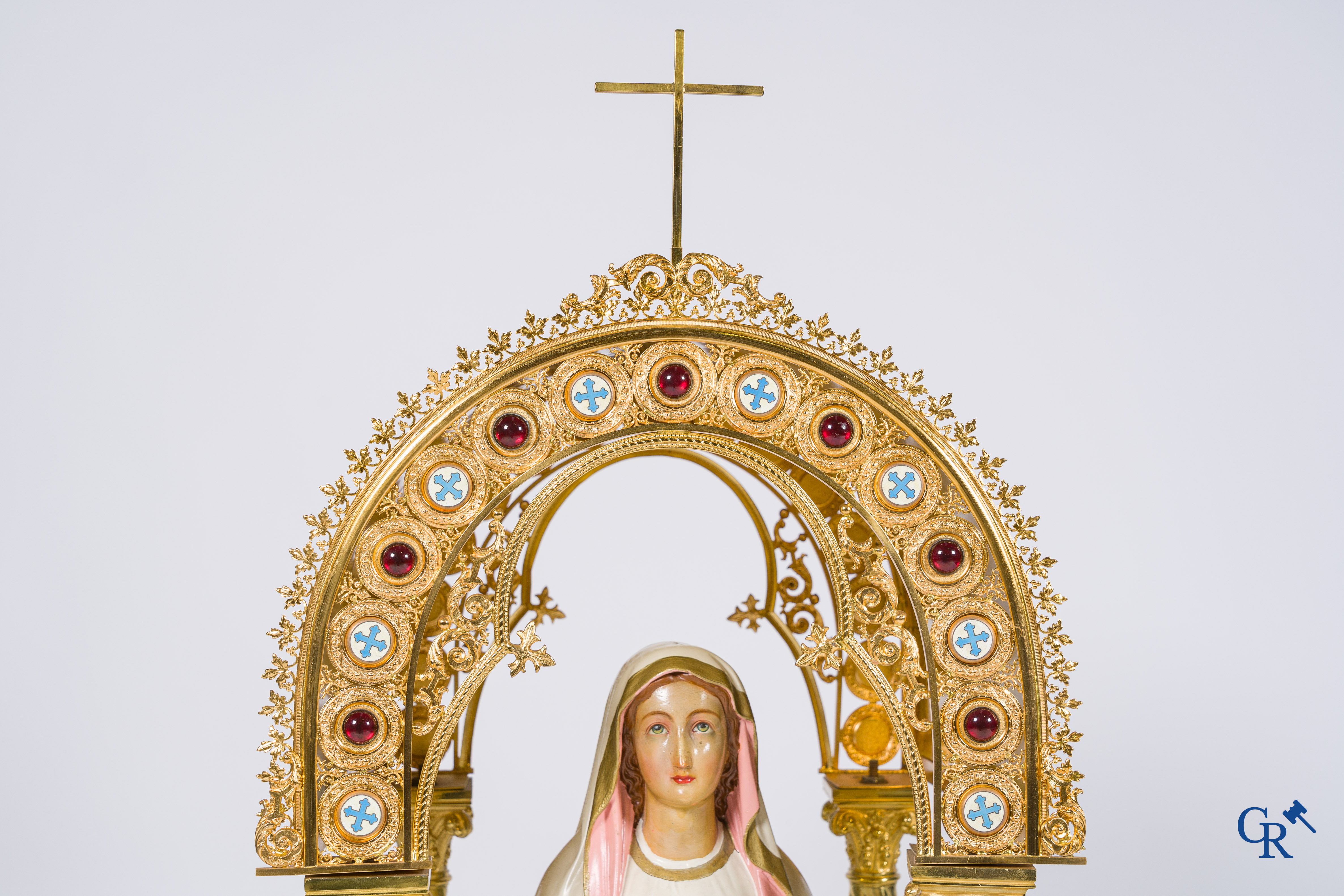 Religieuze objecten, Een fijn bewerkte Neo-gotische nis in brons, ingelegd met champlevé emaille en rode gesteente.