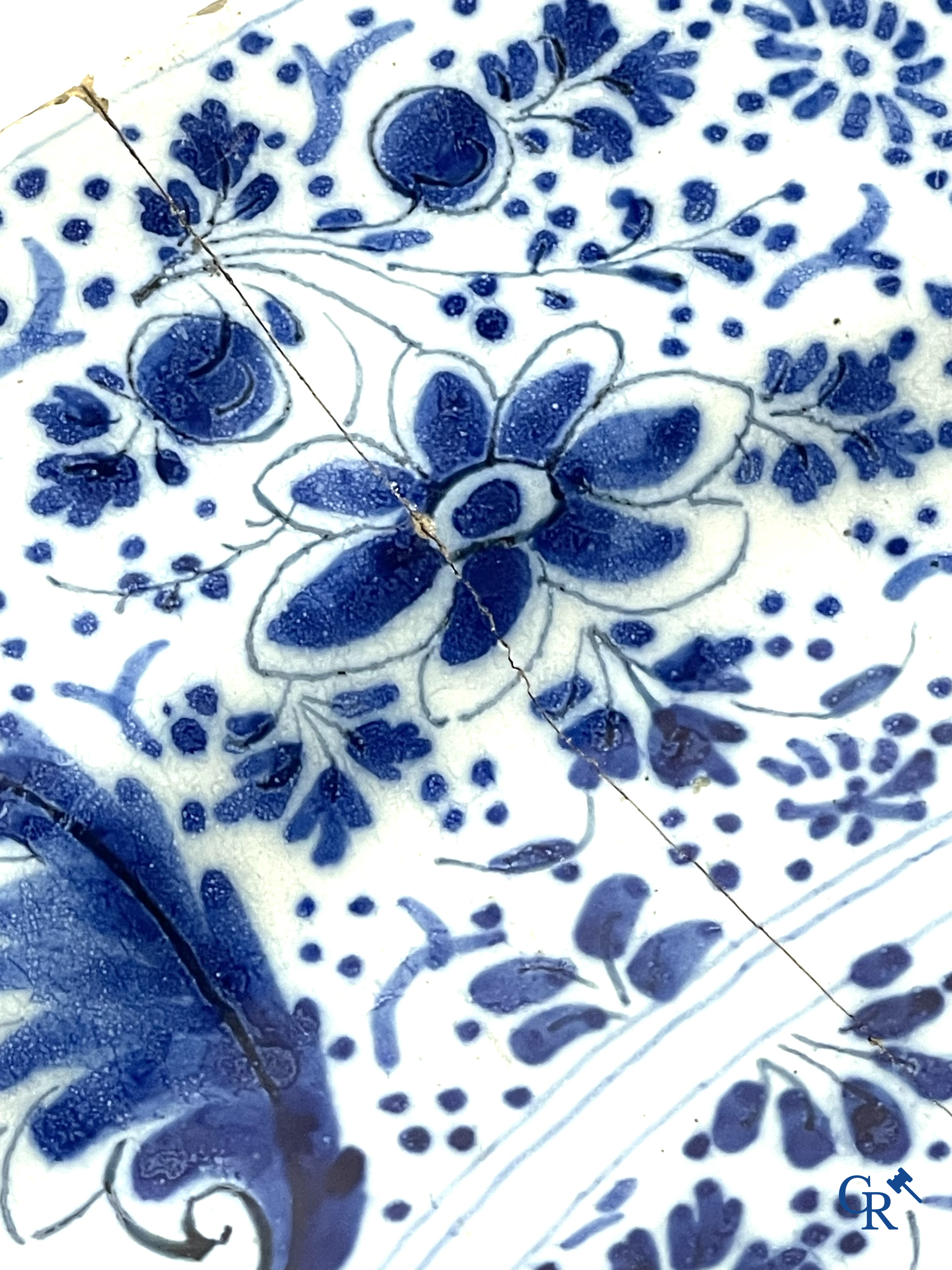 2 grands plats en faience de Delft et une lanterne en cuivre. XVIIIe siècle.