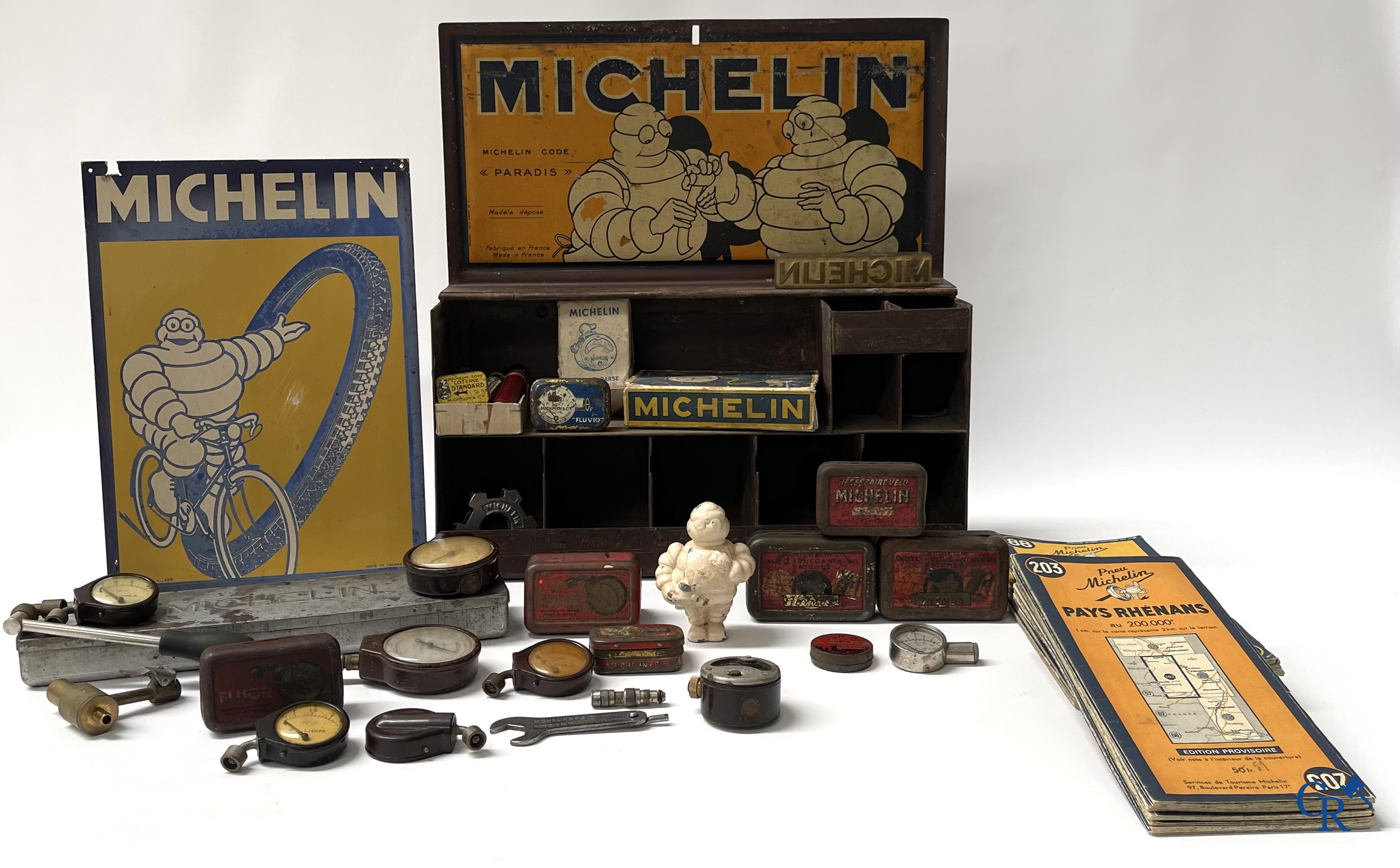 Michelin, een groot lot reclame objecten en meetinstrumenten voor Michelin banden.