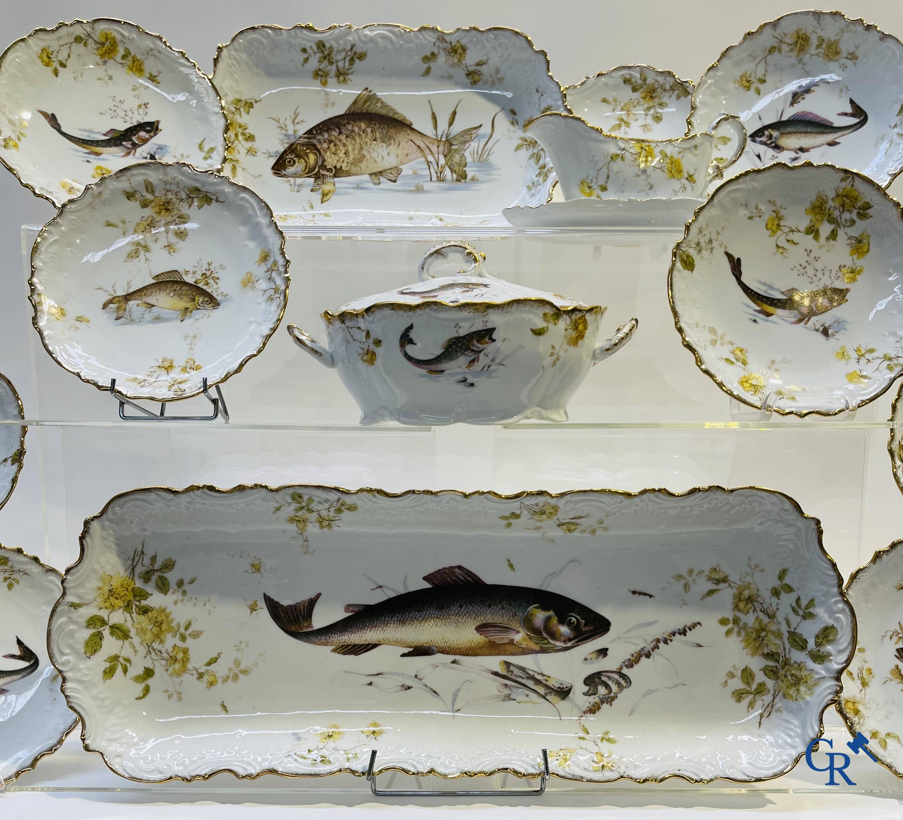 Extraordinaire service de table en porcelaine de Bruxelles à décor de poissons d'eau douce.