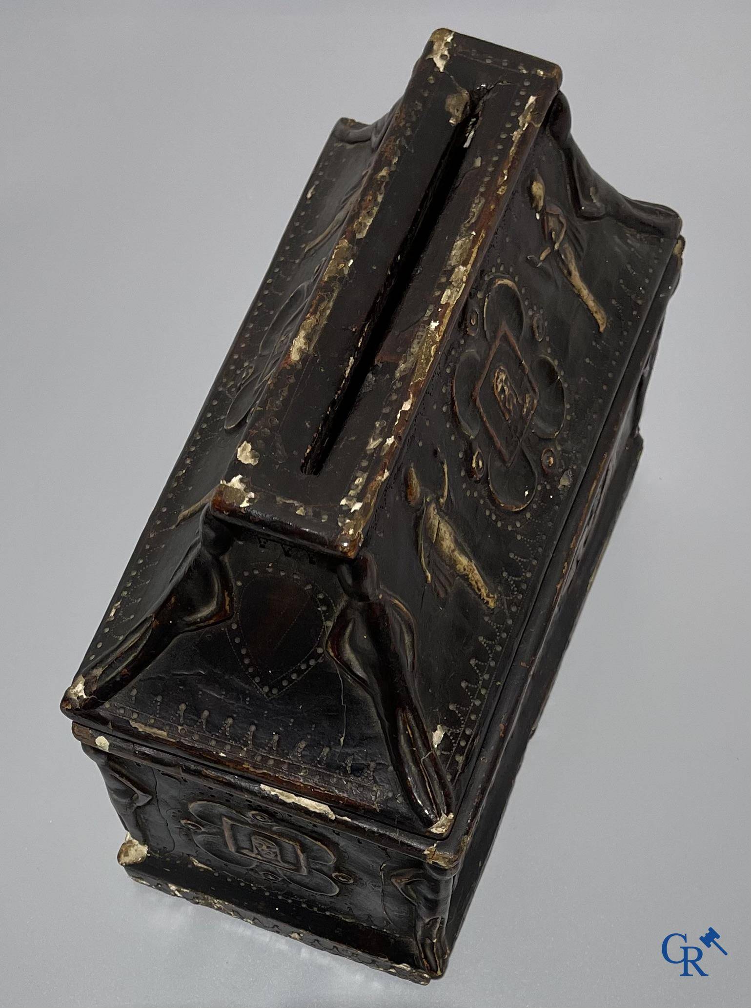 Religious objects, a coffret in Pastiglia relief decor with images from the life of Christ. 18th-19th century.