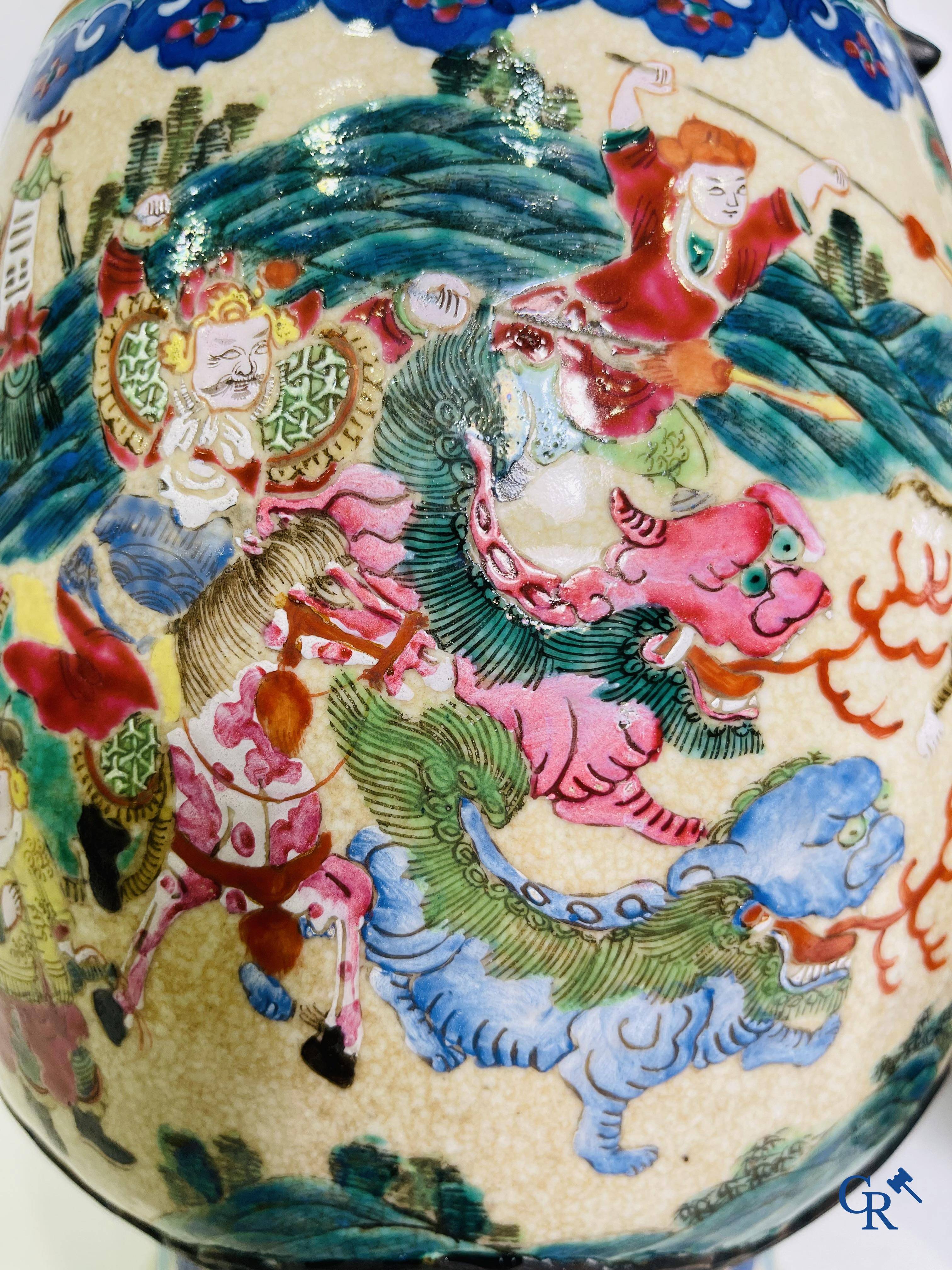 Art Asiatique : Une paire de vases Nanking Chinois décor famille rose.