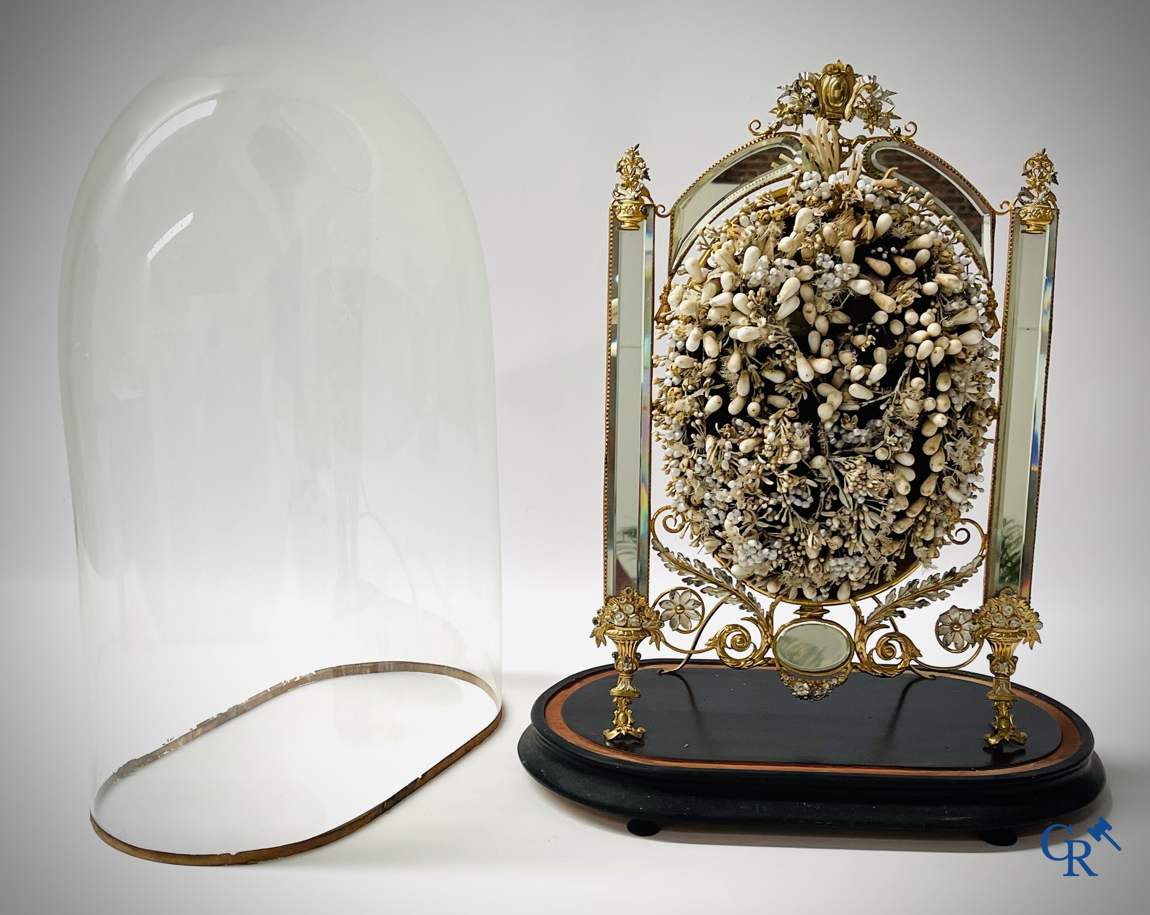 An exceptional glass dome with a bridal bouquet. Mirrors in gilded and silvered brass. Circa 1900.