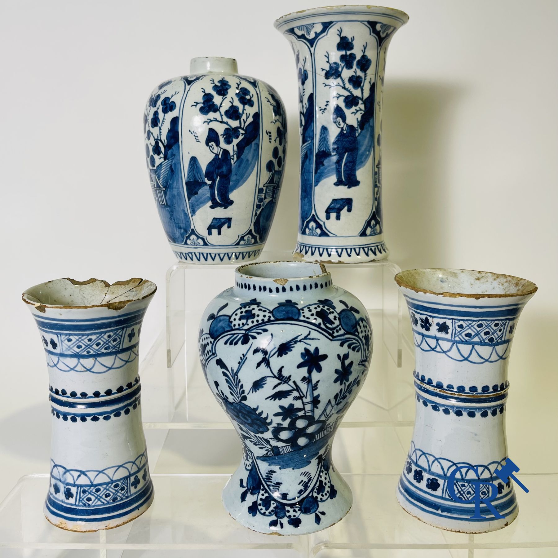Delft: 10 pièces de faïence de Delft du 18ème siècle.