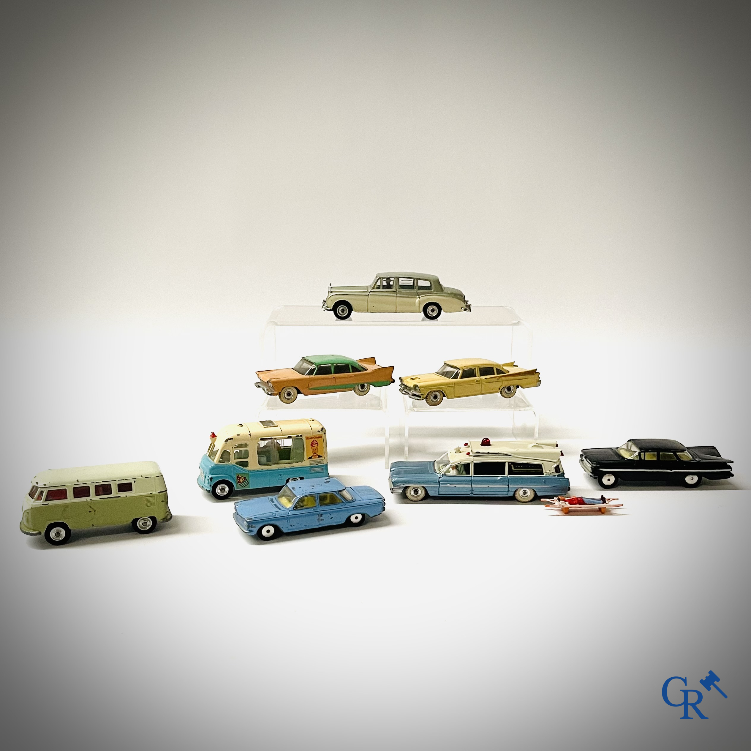 Old toys, a lot with Dinky Toys and Corgi Toys.