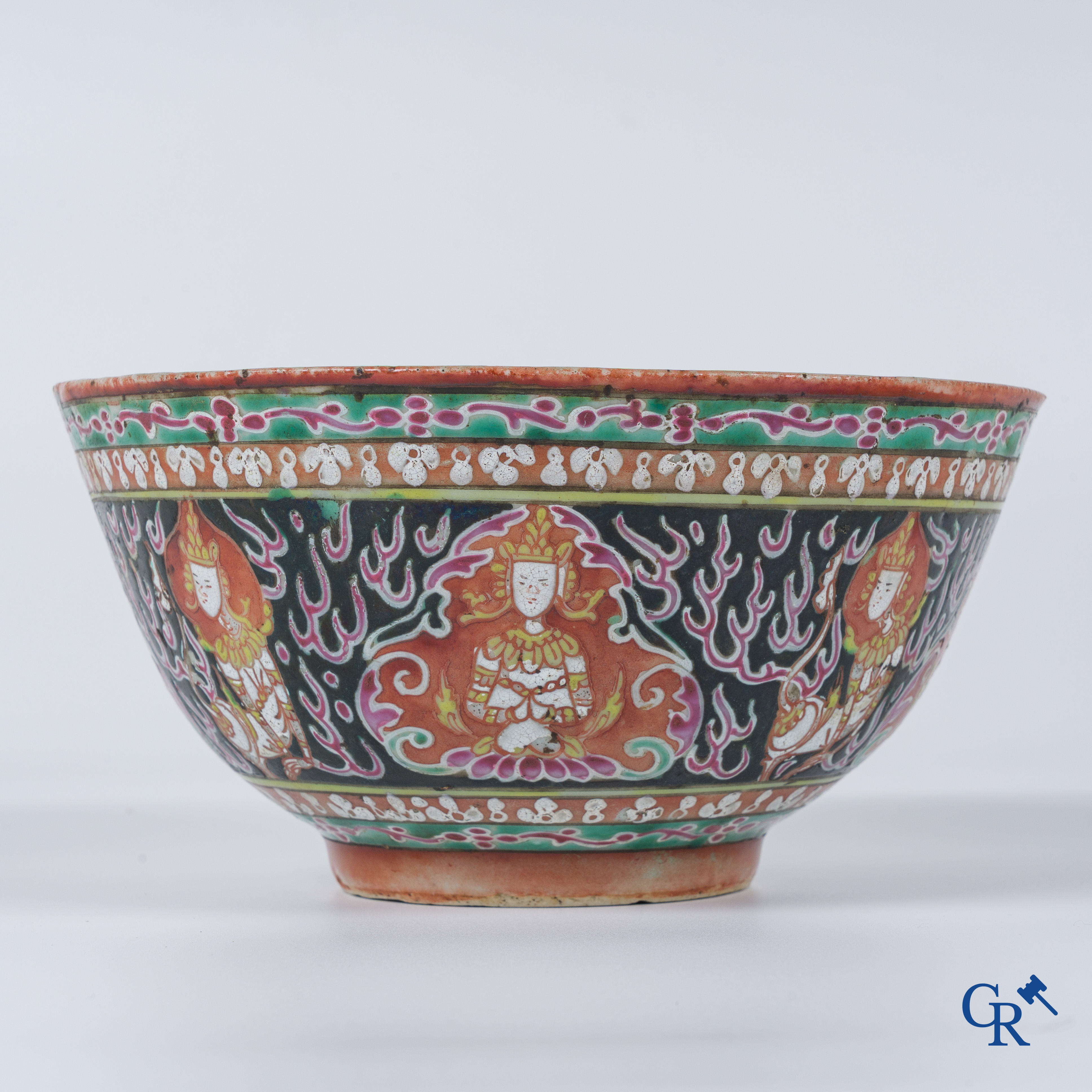 Een Chinese kom in Bencharong porselein. 19de eeuw.