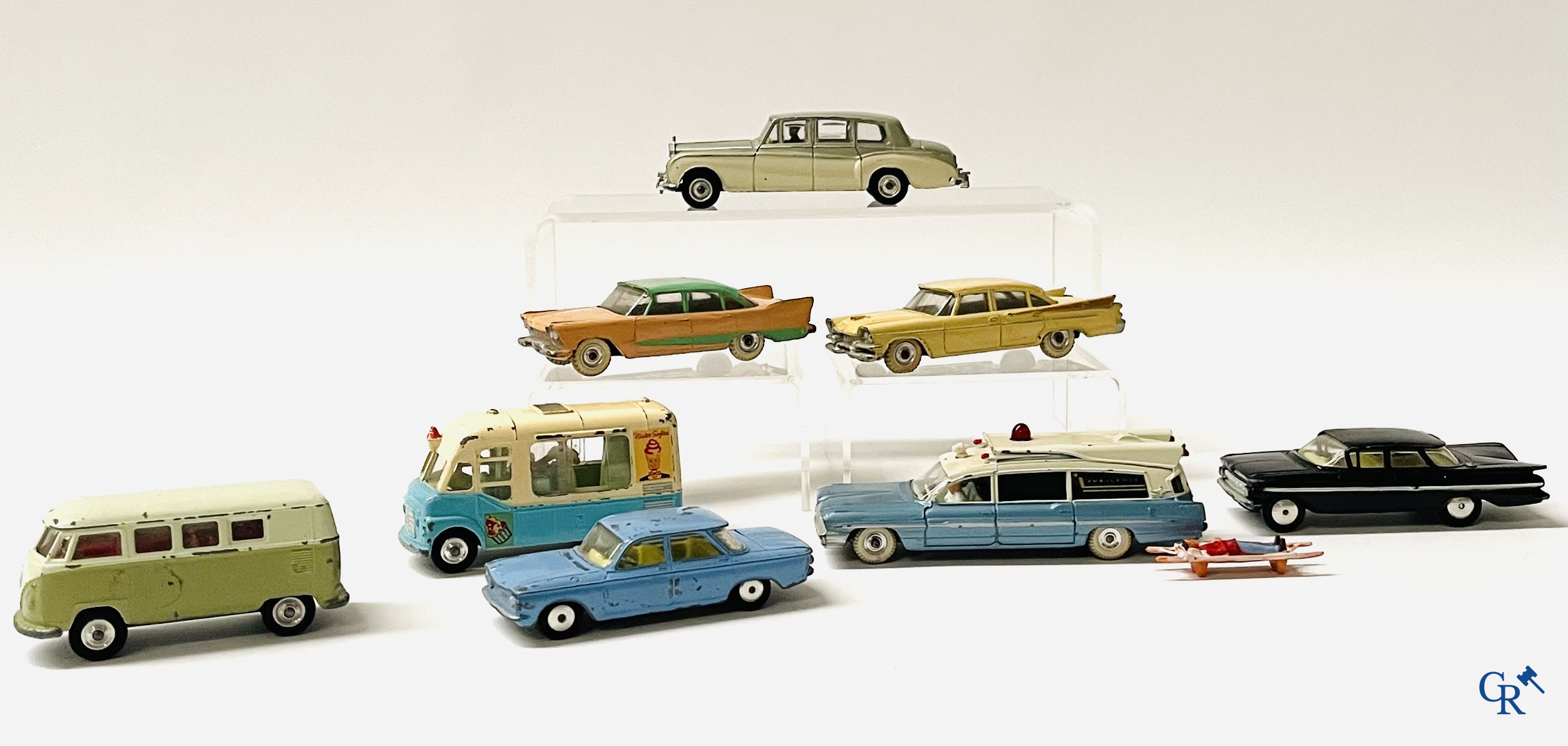 Old toys, a lot with Dinky Toys and Corgi Toys.