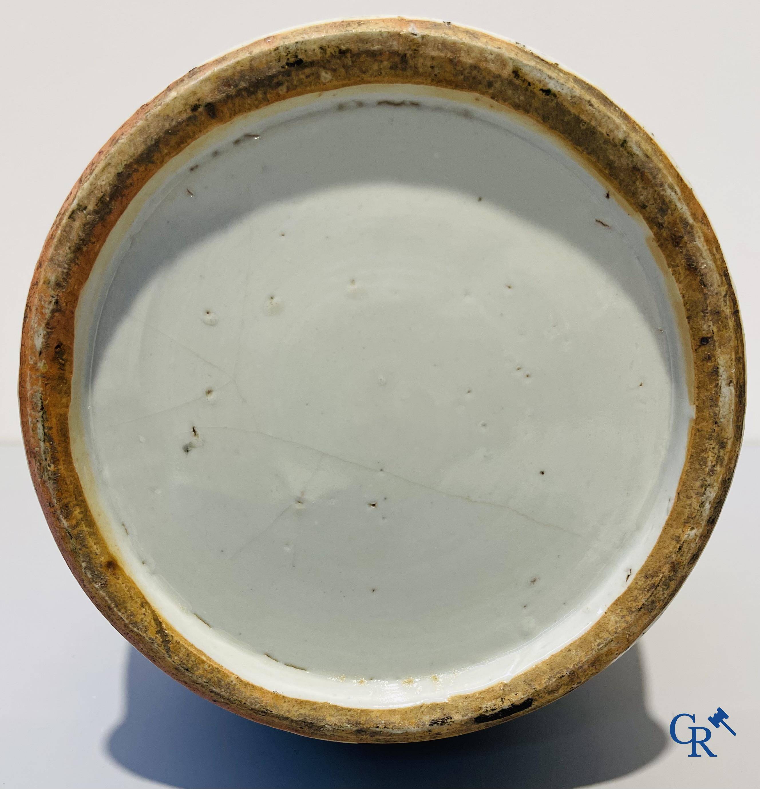 Art Asiatique, porcelaine chinoise. Une paire de vases chinois avec un décor d'antiquités. 19ème siècle.