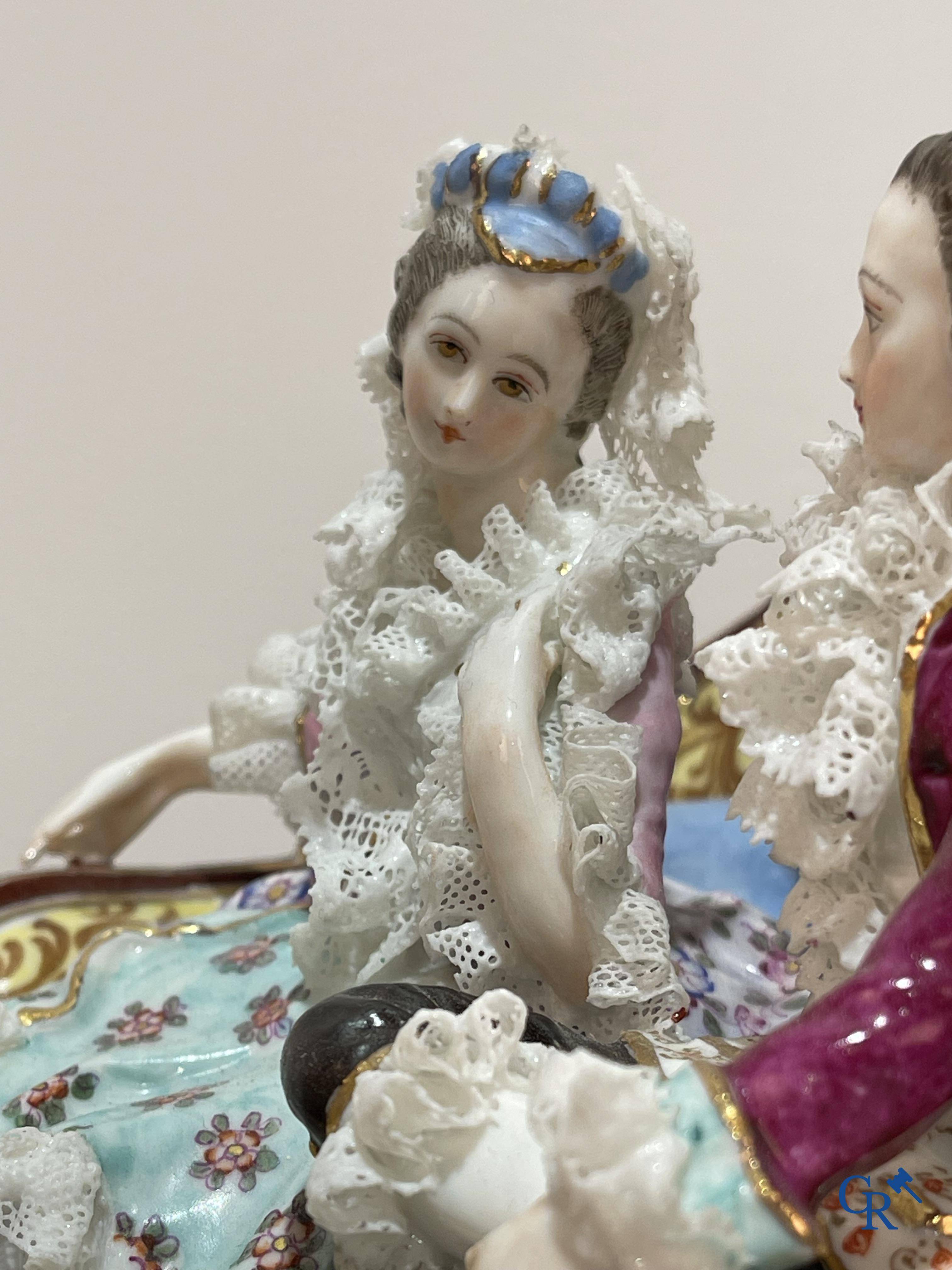 Europees porselein, in de stijl van Volkstedt Rudolstadt, grote paardenslee met personages in lace porcelain.