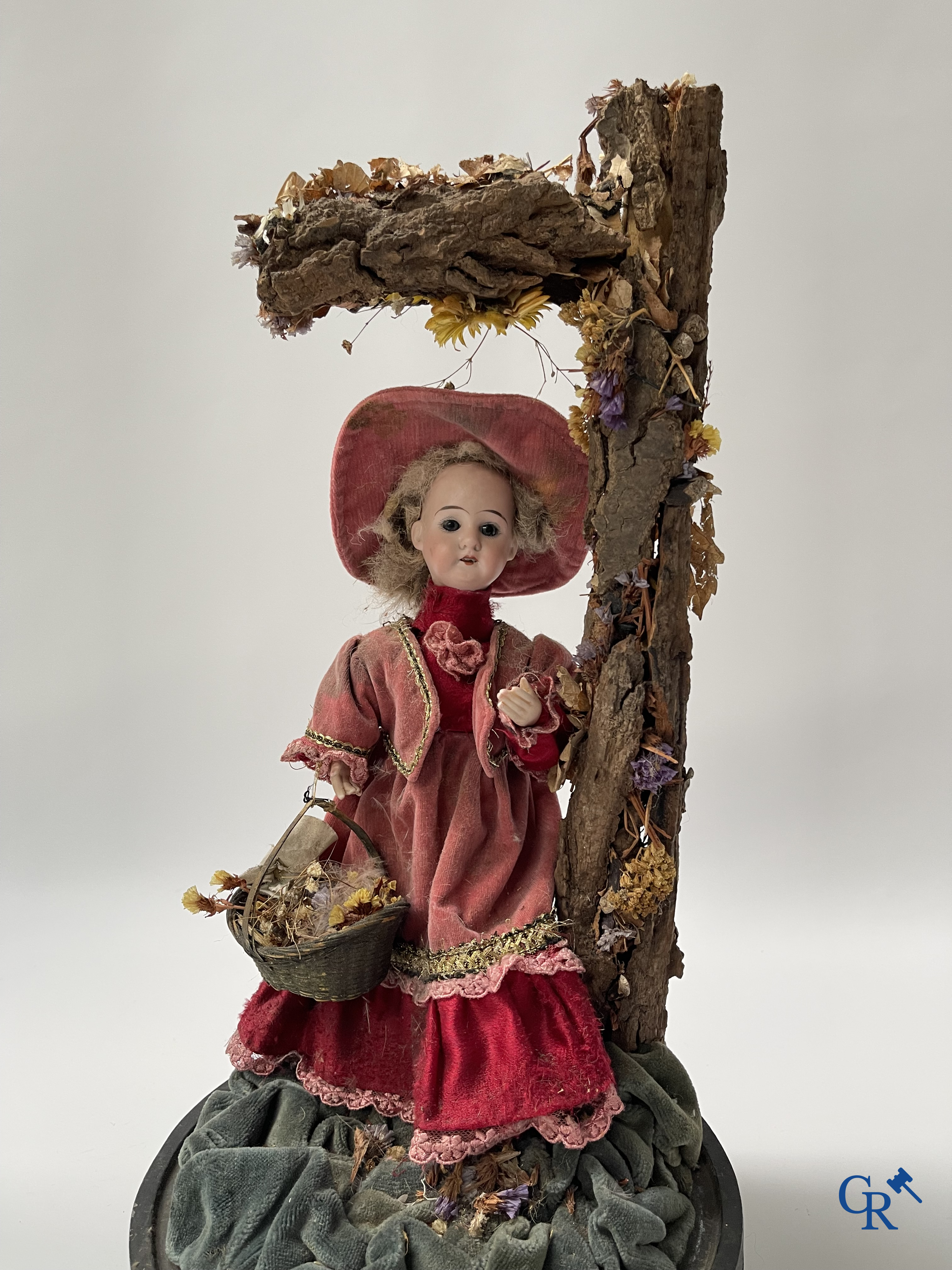 An automaton in the manner of Phalibois, with music, moving head in porcelain and moving hands. Around 1900.