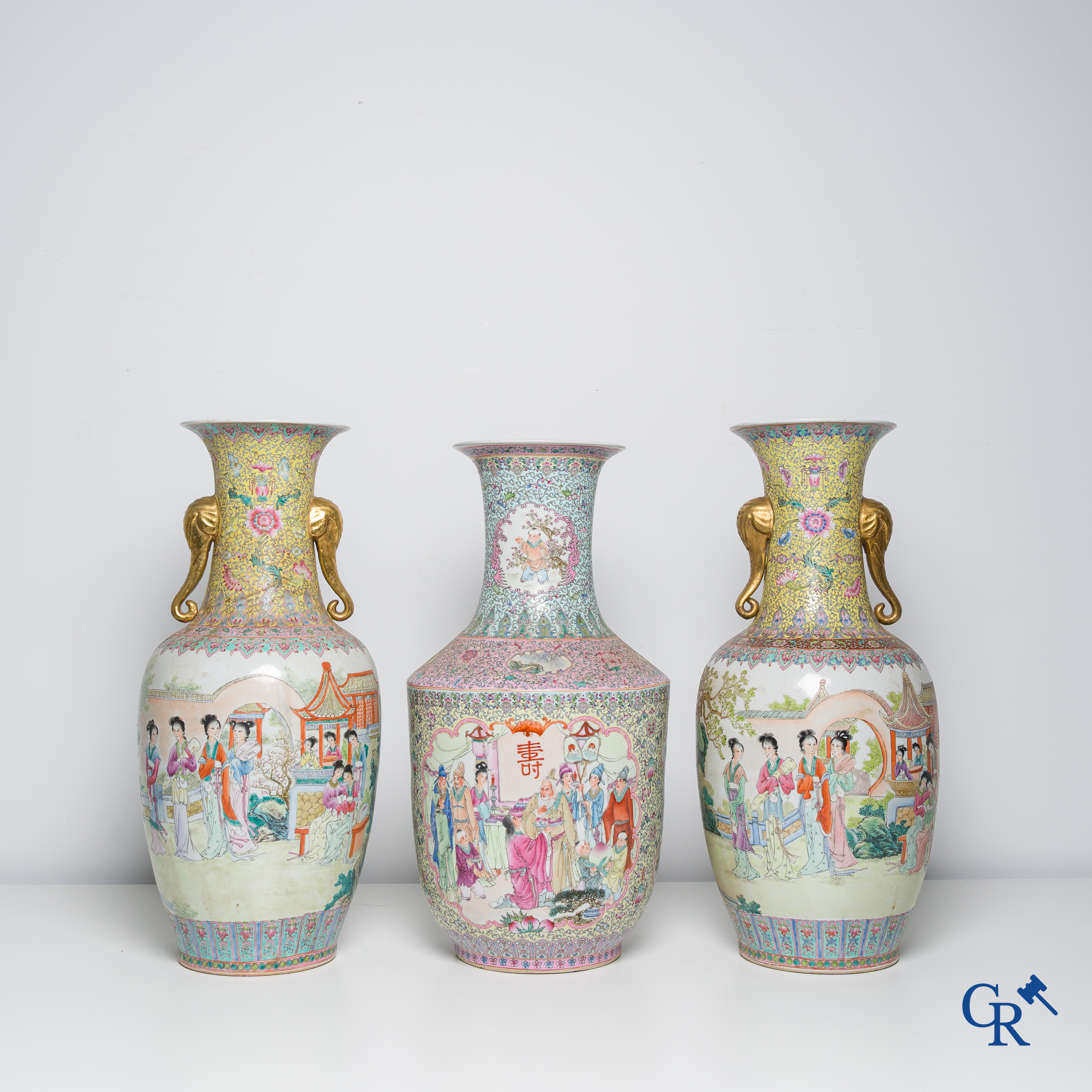 Aziatica, een kavel van 7 Chinese famille rose vazen, 20ste eeuw.