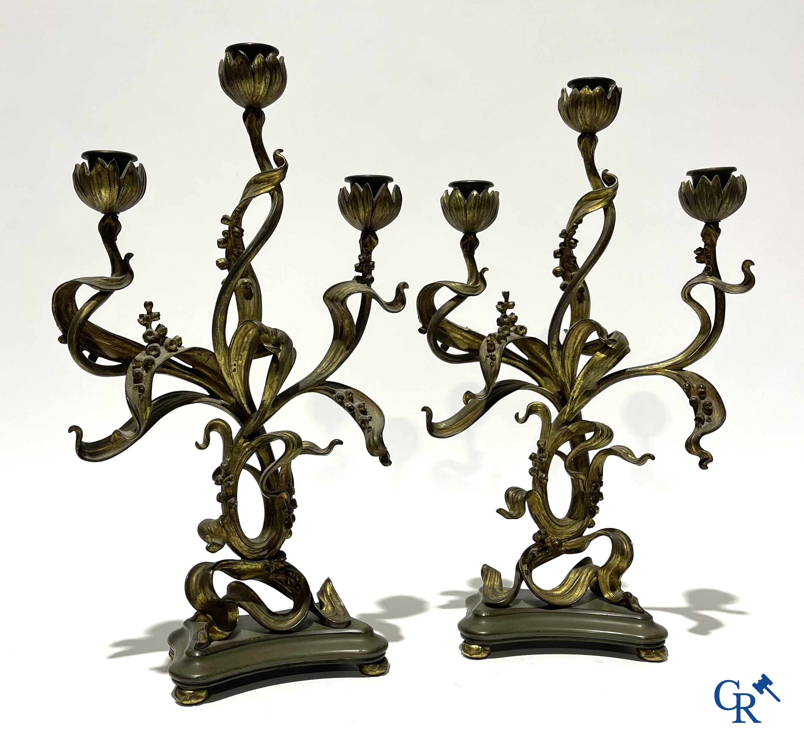 Art Nouveau, een 3-delige bronzen schouwgarnituur in Jugendstil. Circa 1900.