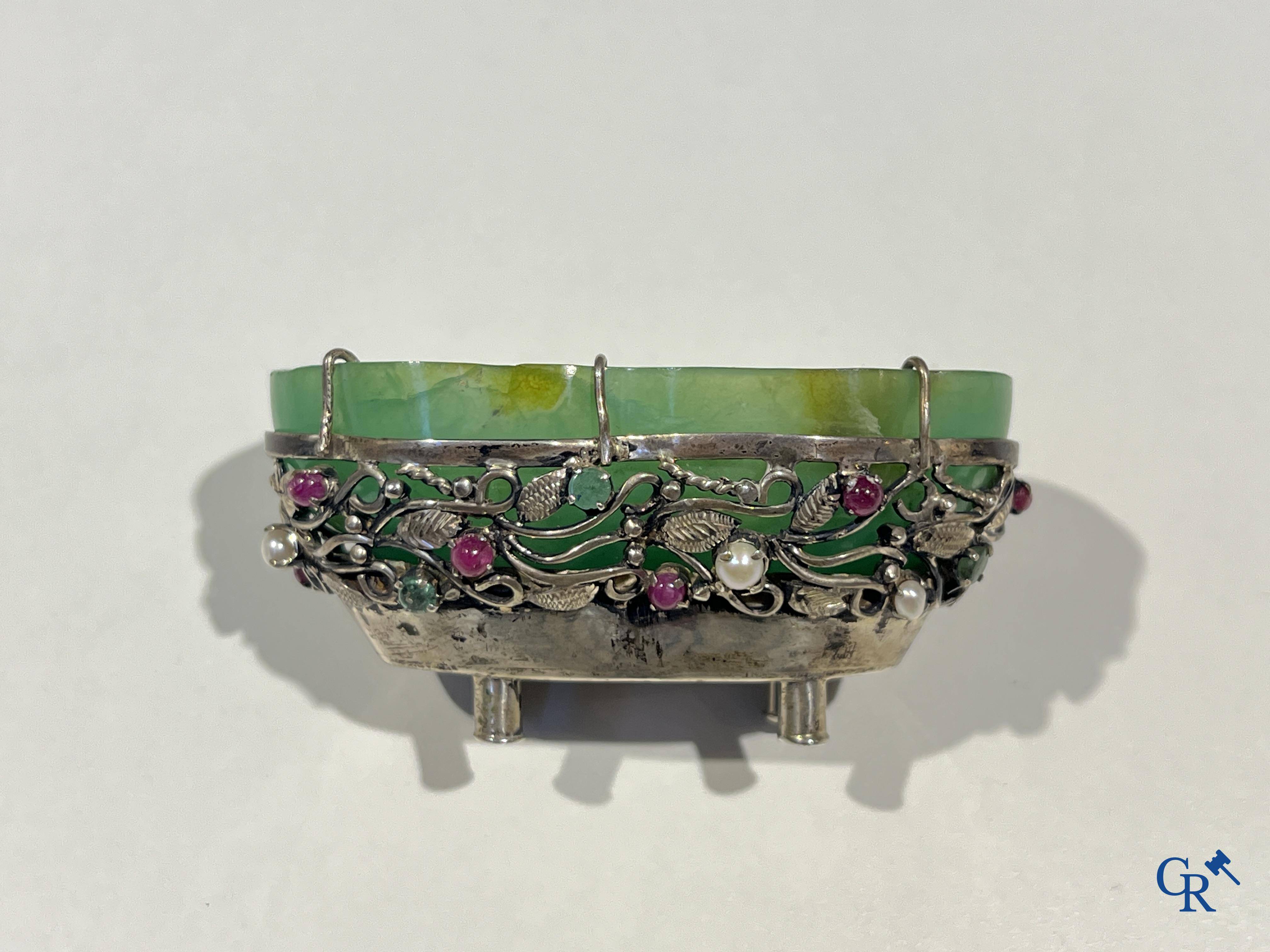 Jade/Argent: Coupe en jade montée dans une monture en argent. (925°/00).