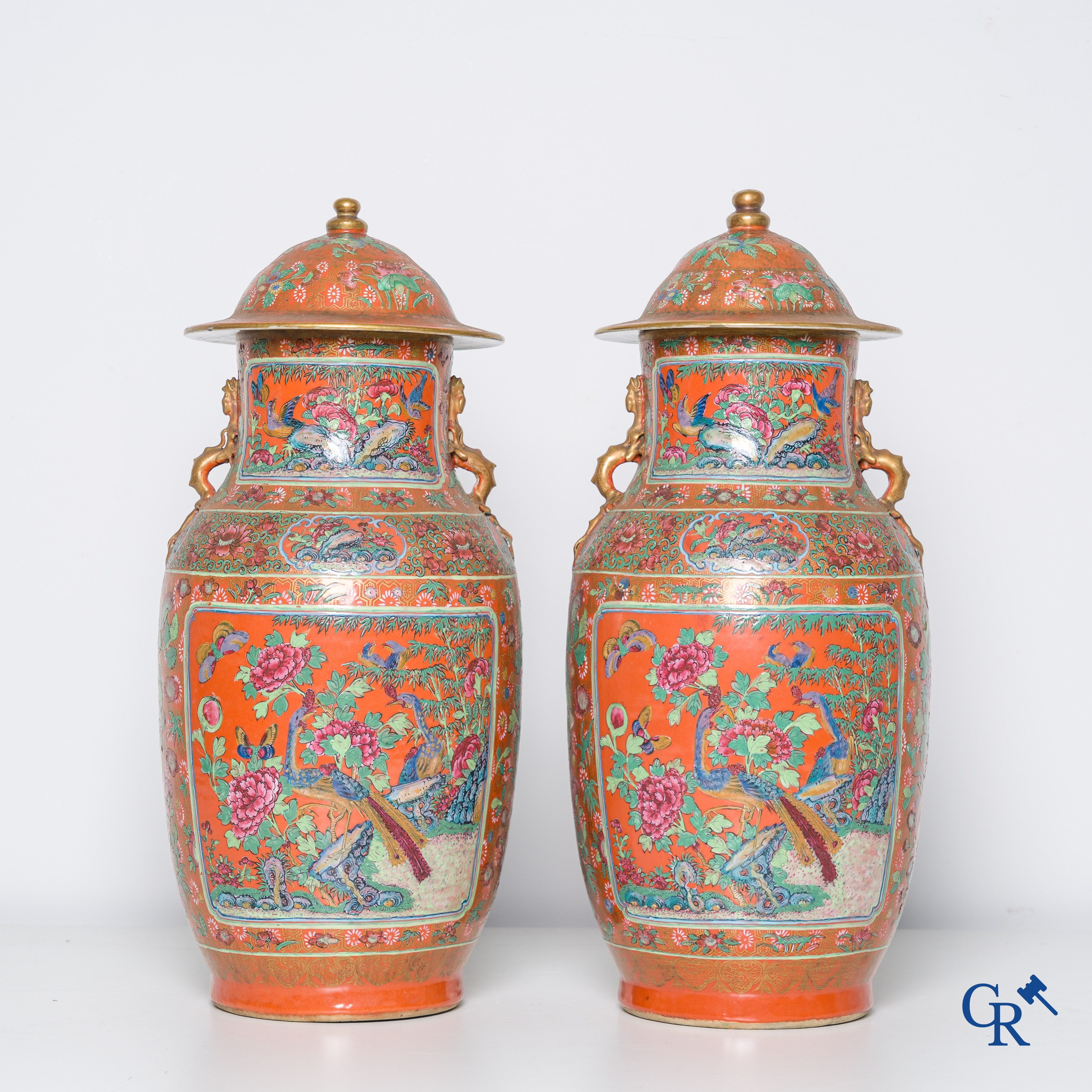 Asian Art, Chinese porcelain, a pair of Chinese Canton lid vases. 19th century.
