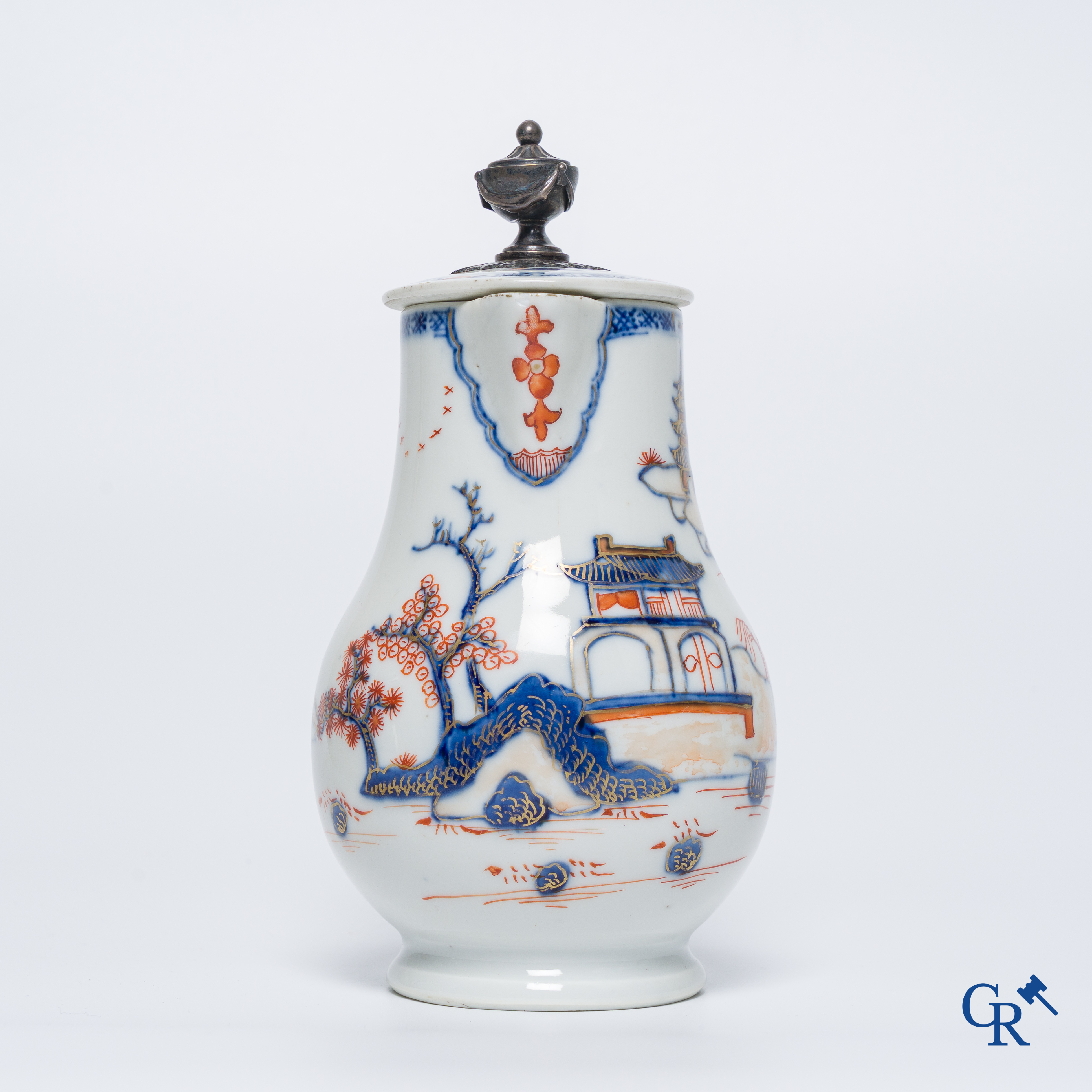 Aziatica: Een Chinese zilver gemonteerde imari-stijl dekselkan. Qianlong-periode.