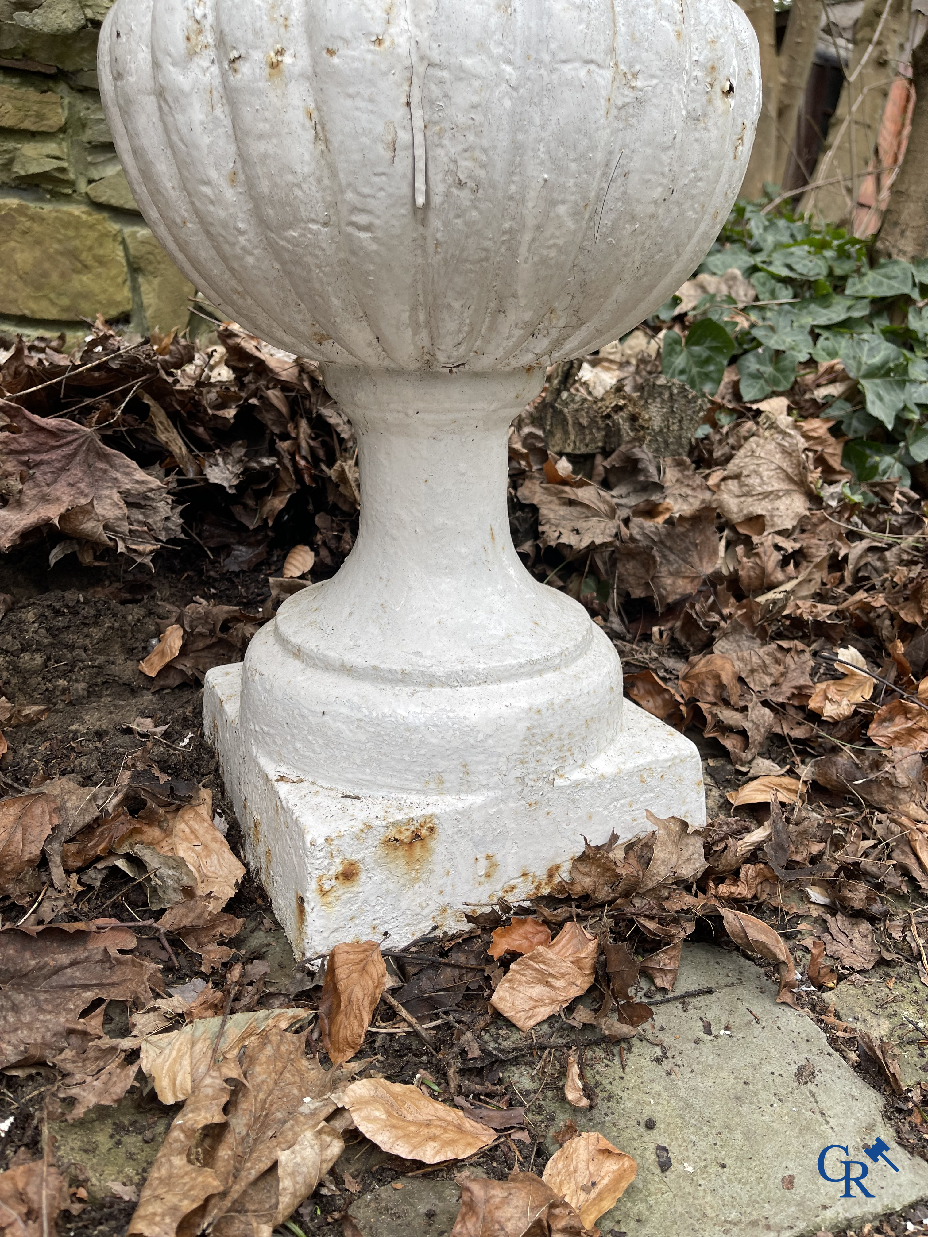 Tuindecoratie: Een paar grote gietijzeren Medici tuinvazen. Eind 19e eeuw.