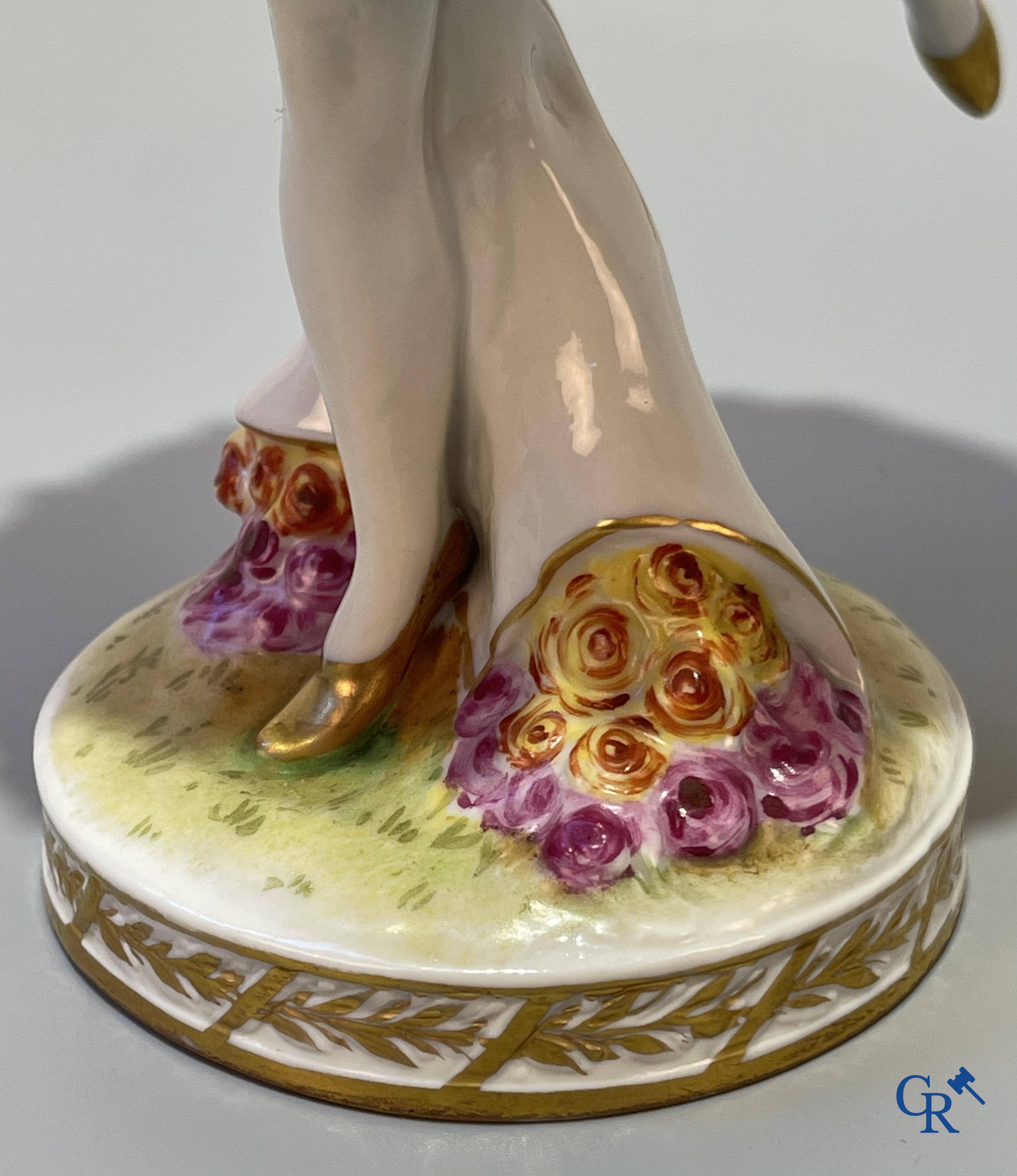 Porcelaine européenne, Ludwigsburg, danseuse en porcelaine en dentelle "lace porcelain" allemande finement décorée.