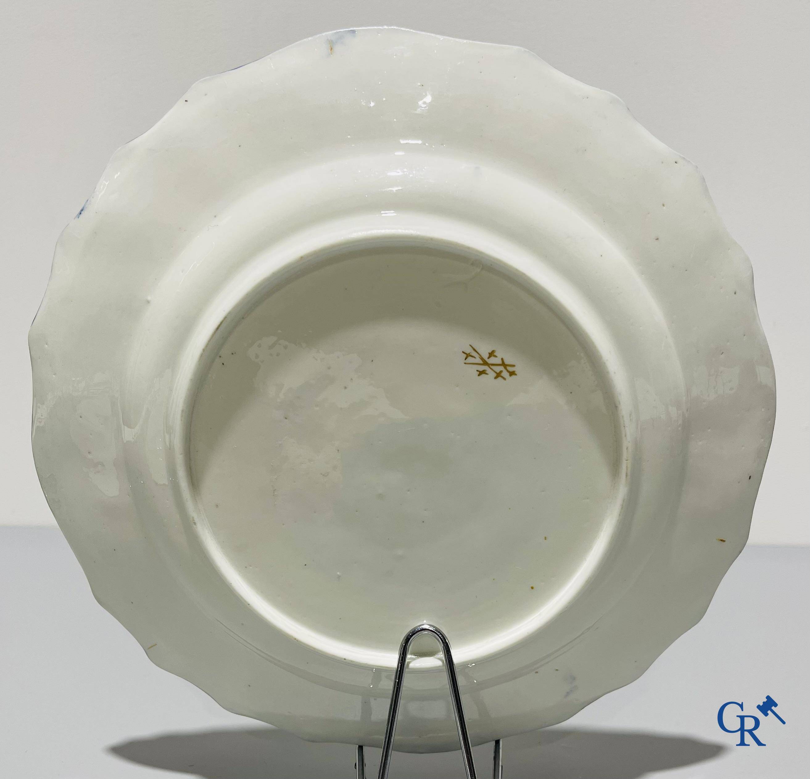 Porcelaine européenne, Tournai. 2 assiettes finement décorées et dorées aux fleurs et décor d'insectes.