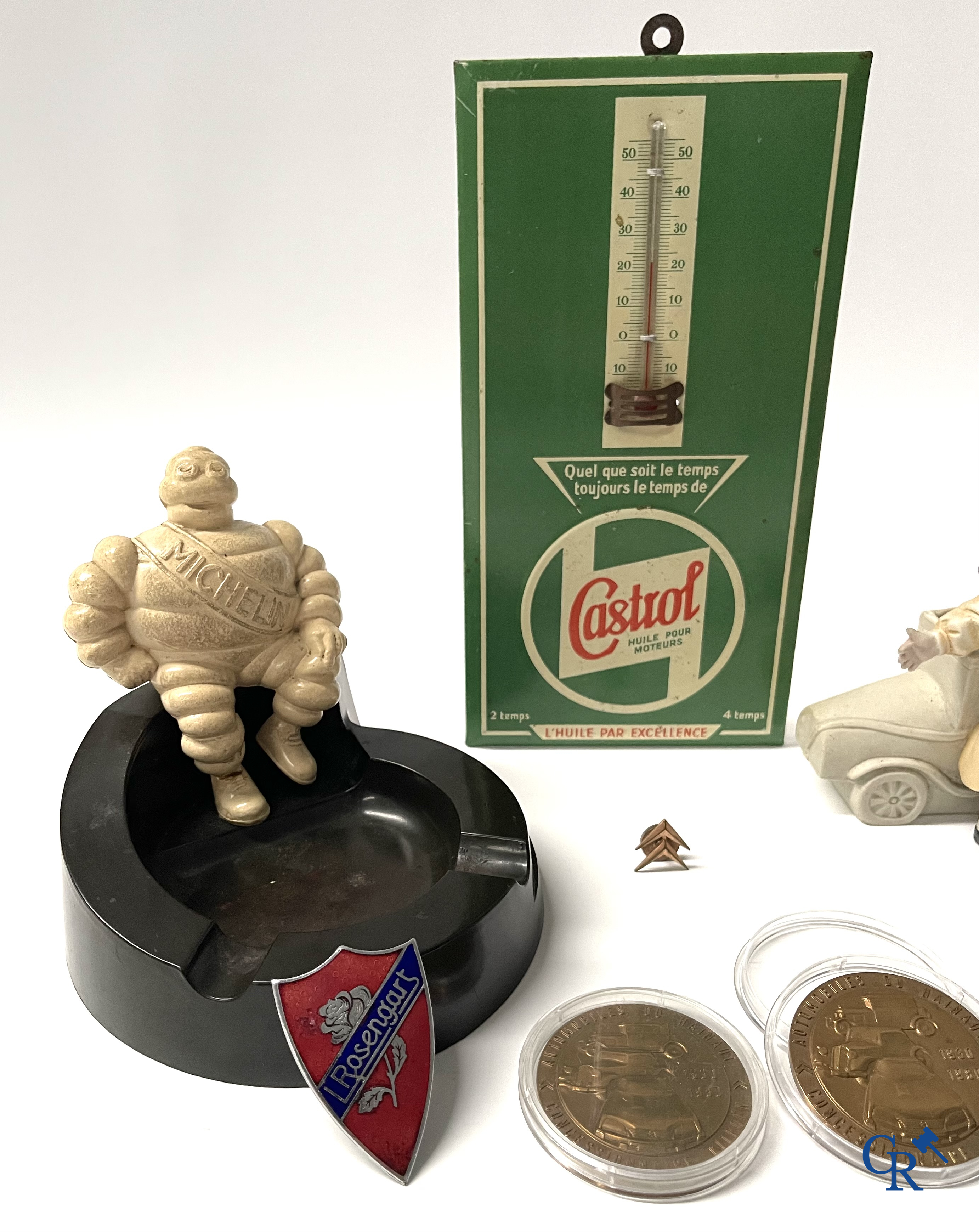 Automobilia, een kavel met diverse verzamelobjecten, Michelin, Castrol, Citroën, Rosengart, BP, enz.