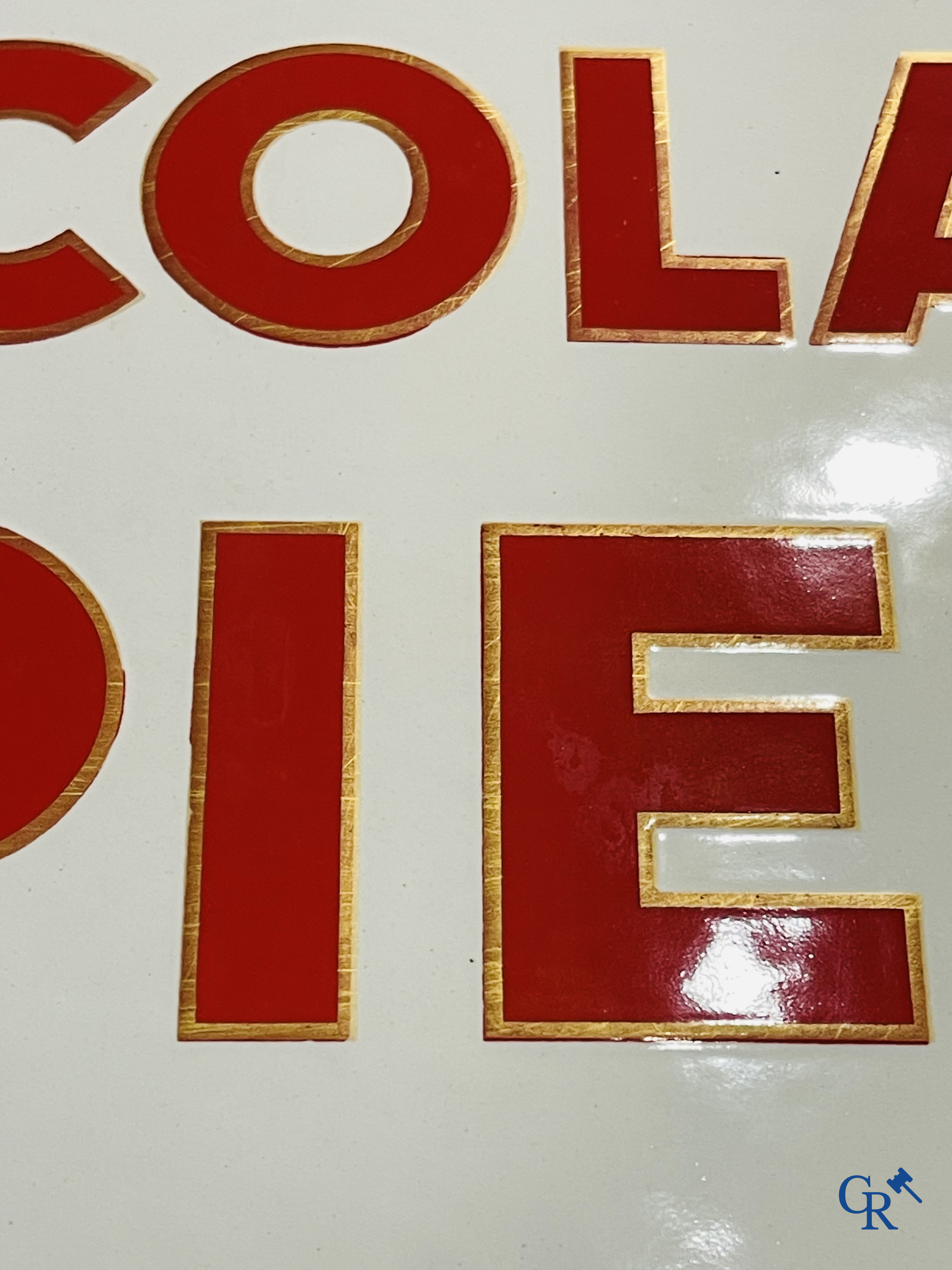 Chocolat Pupier, plaque émaillée illustré du personnage de Jean D'Ylen, vers 1930.