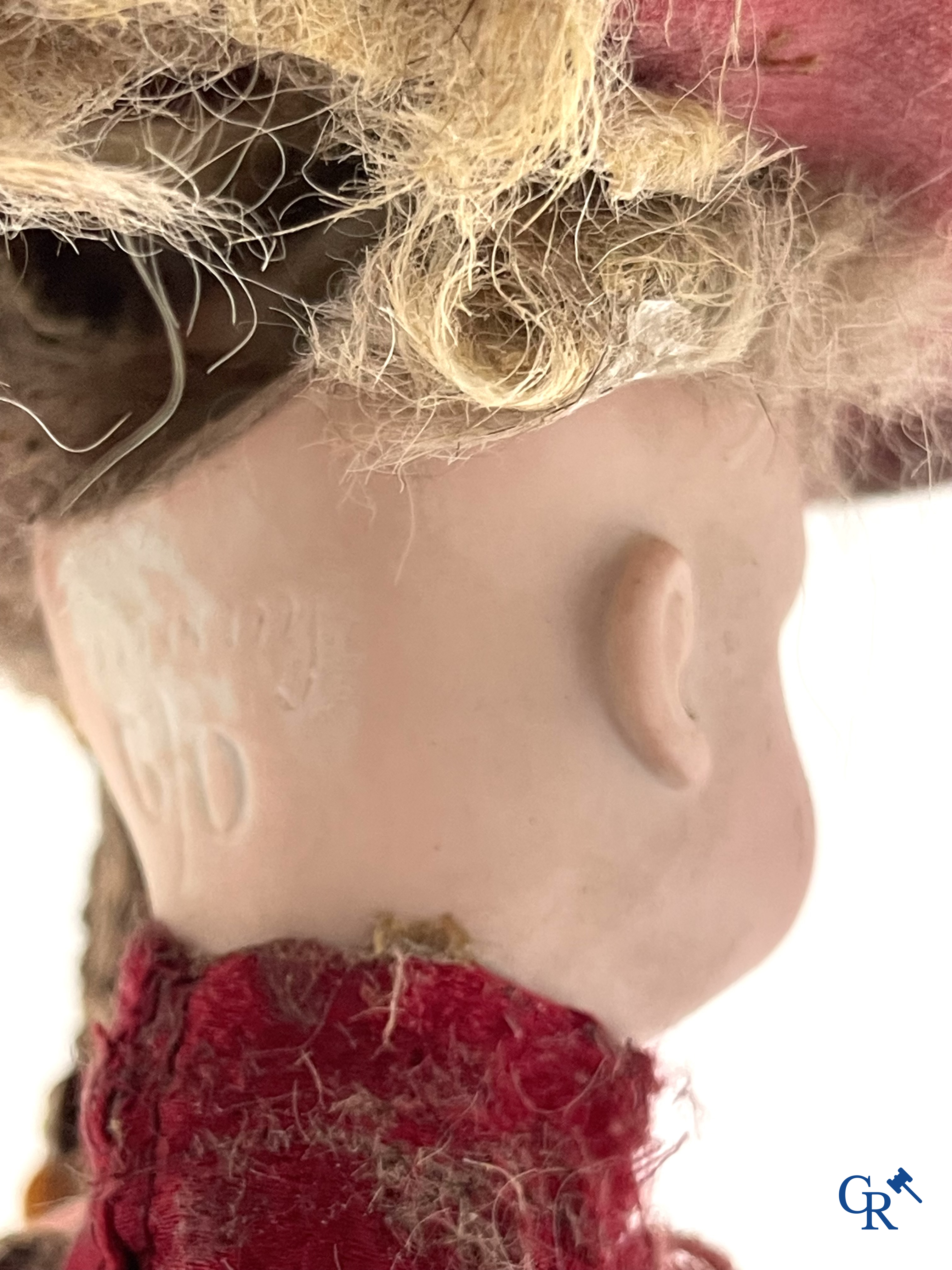 An automaton in the manner of Phalibois, with music, moving head in porcelain and moving hands. Around 1900.