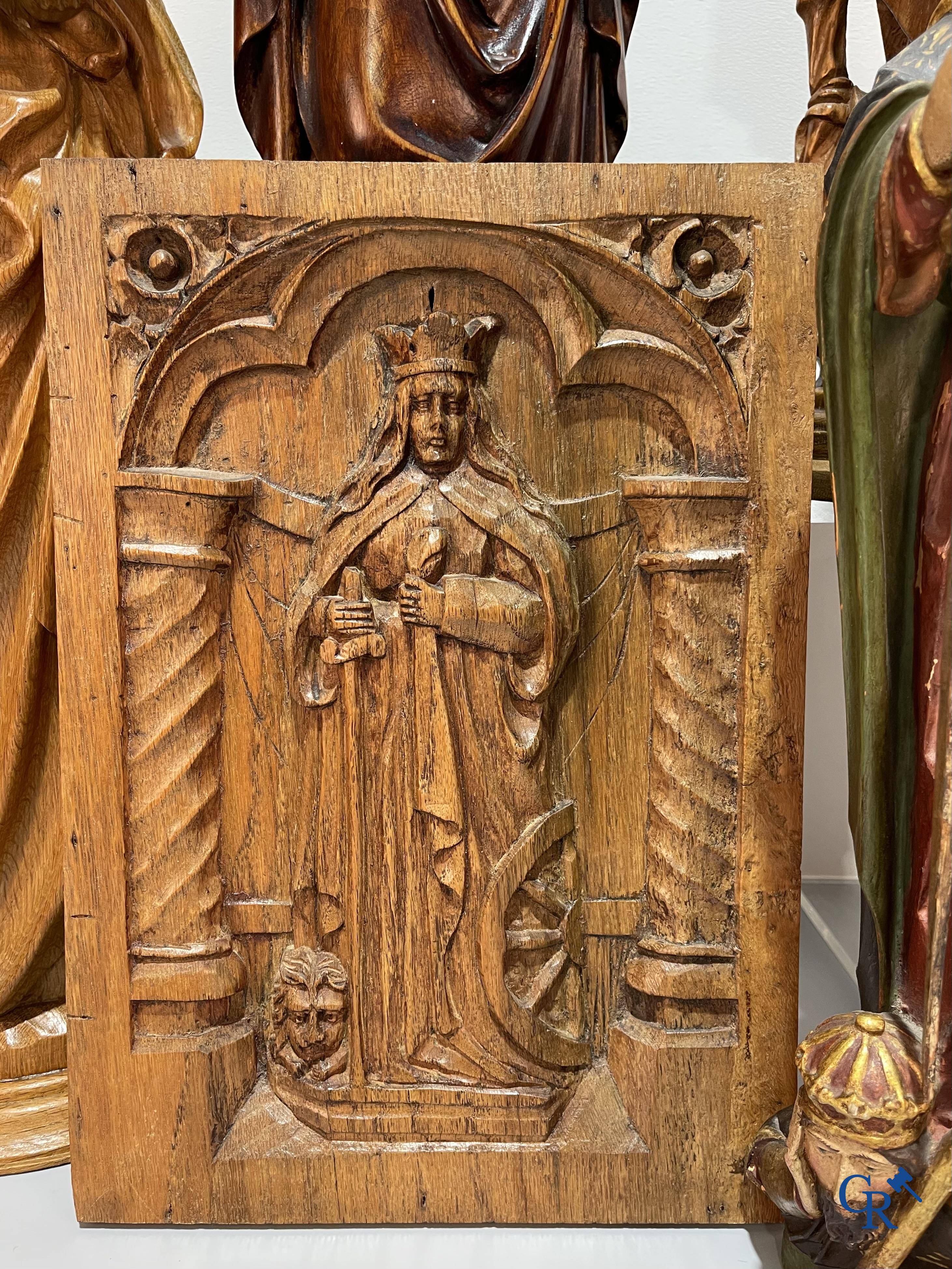 Religious objects, 6 religious representations in wood carving after antique models. Circa 1900-1940.