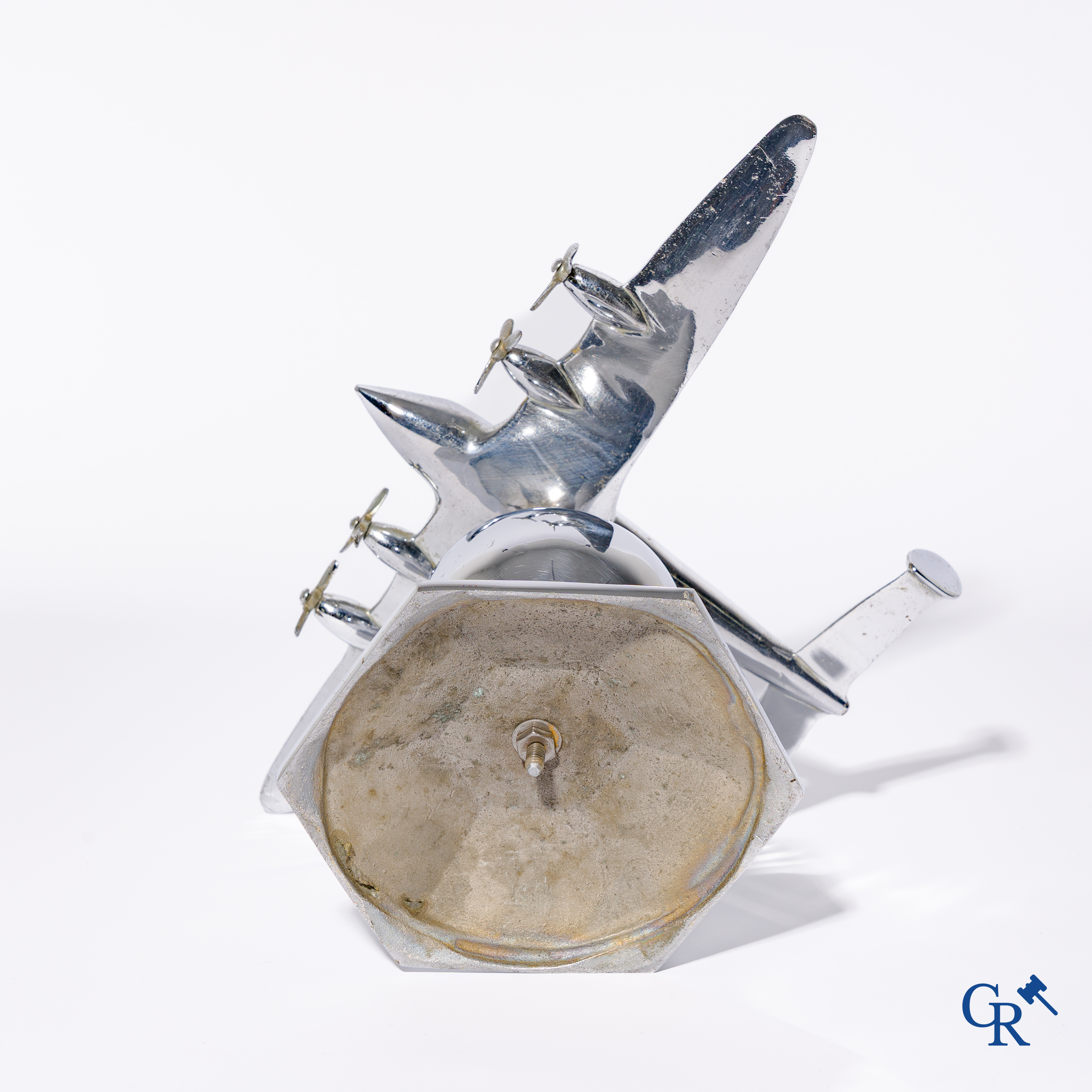 Art Deco, een 30'er jaren bureaumodel van een vliegtuig in verchroomd brons gemonteerd op standaard.