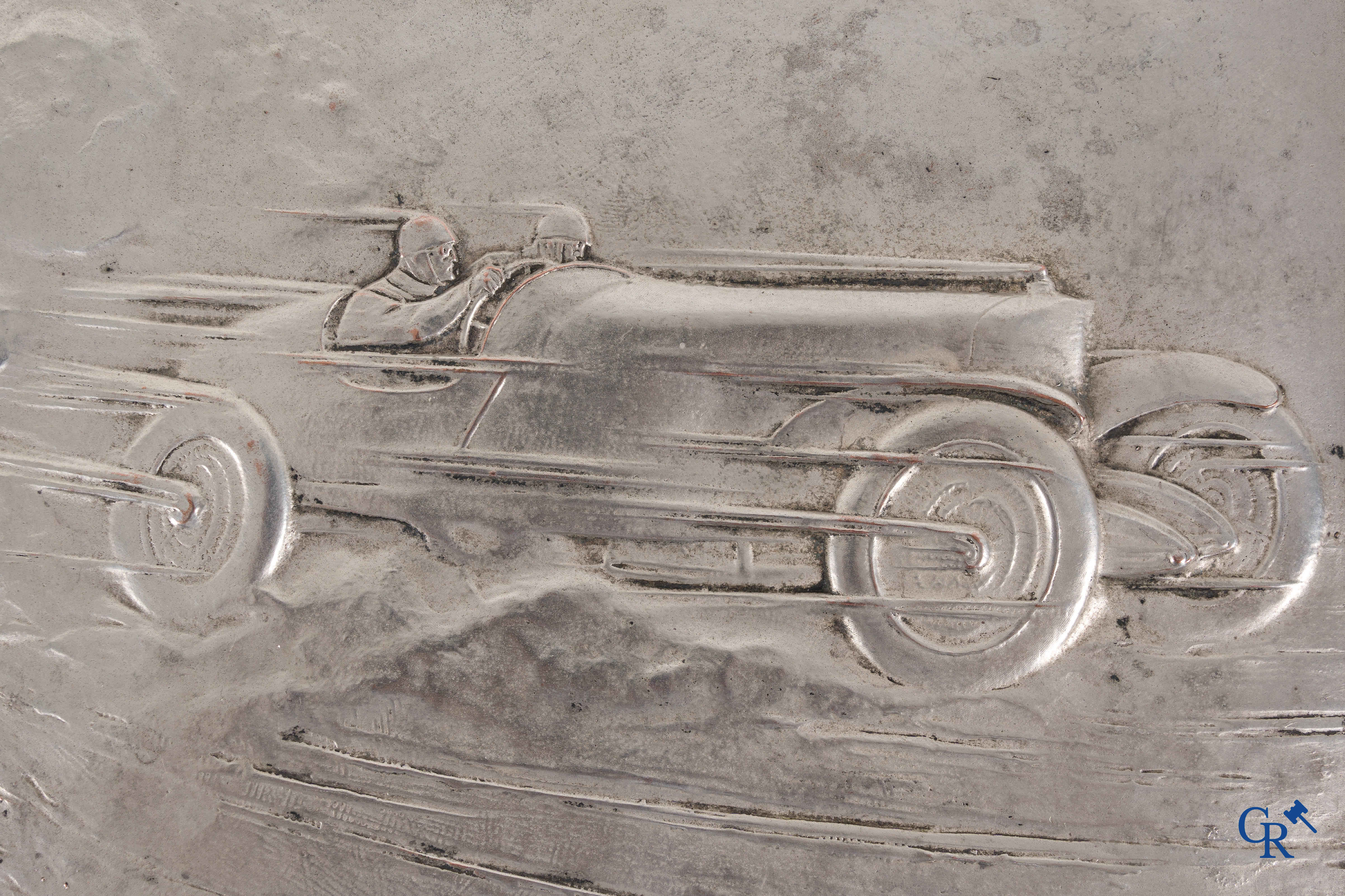 Automobilia, Huguenin Frères, Le Locle Zwitserland "En plein Vitesse" Bas-reliëf in verzilverd brons. Circa 1925.