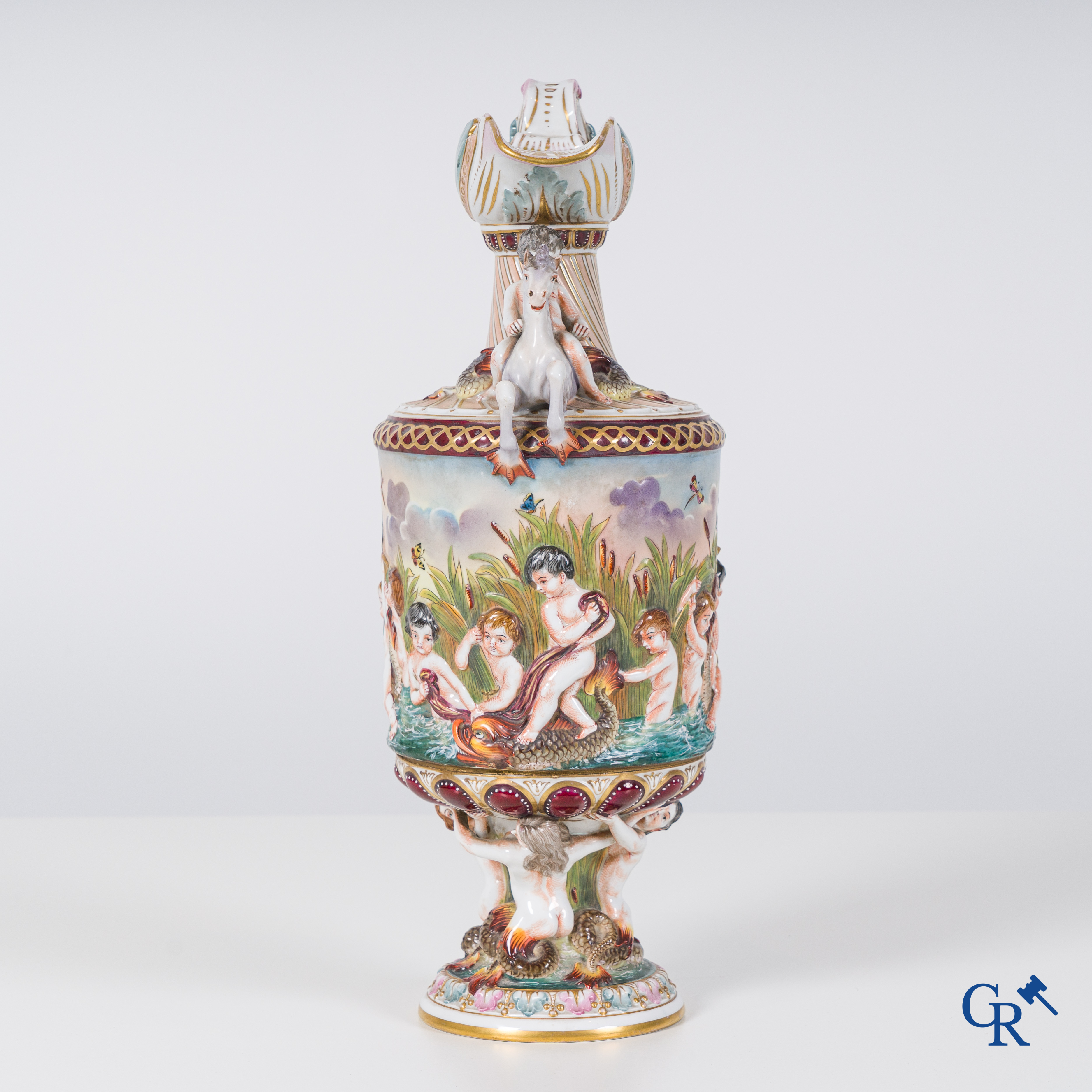 Une cruche ou aiguière en porcelaine de Naples, de style Renaissance. Fin du 19ème siècle.