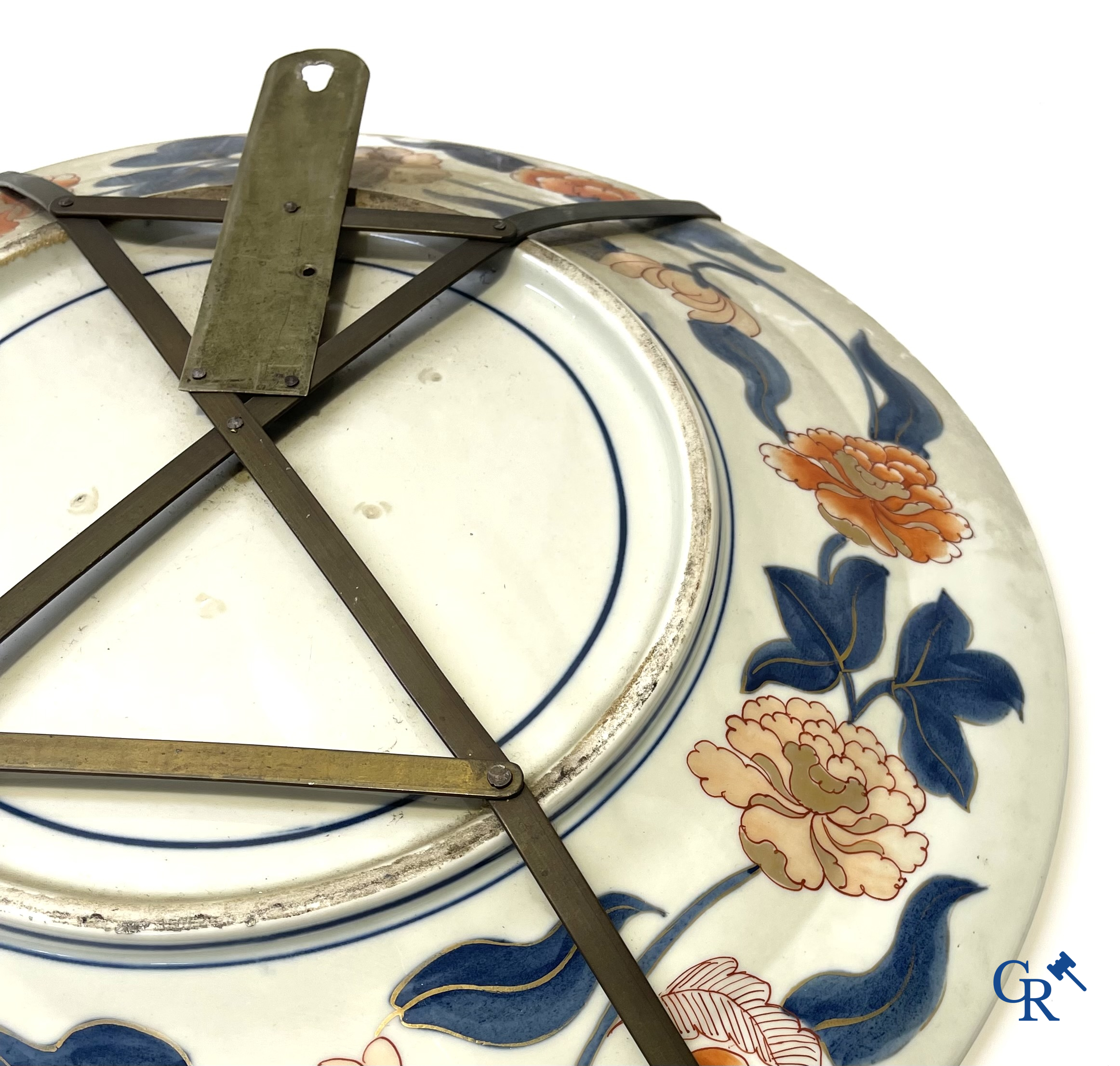 Asian Art, an imposing Japanese porcelain Imari dish. 19th century.