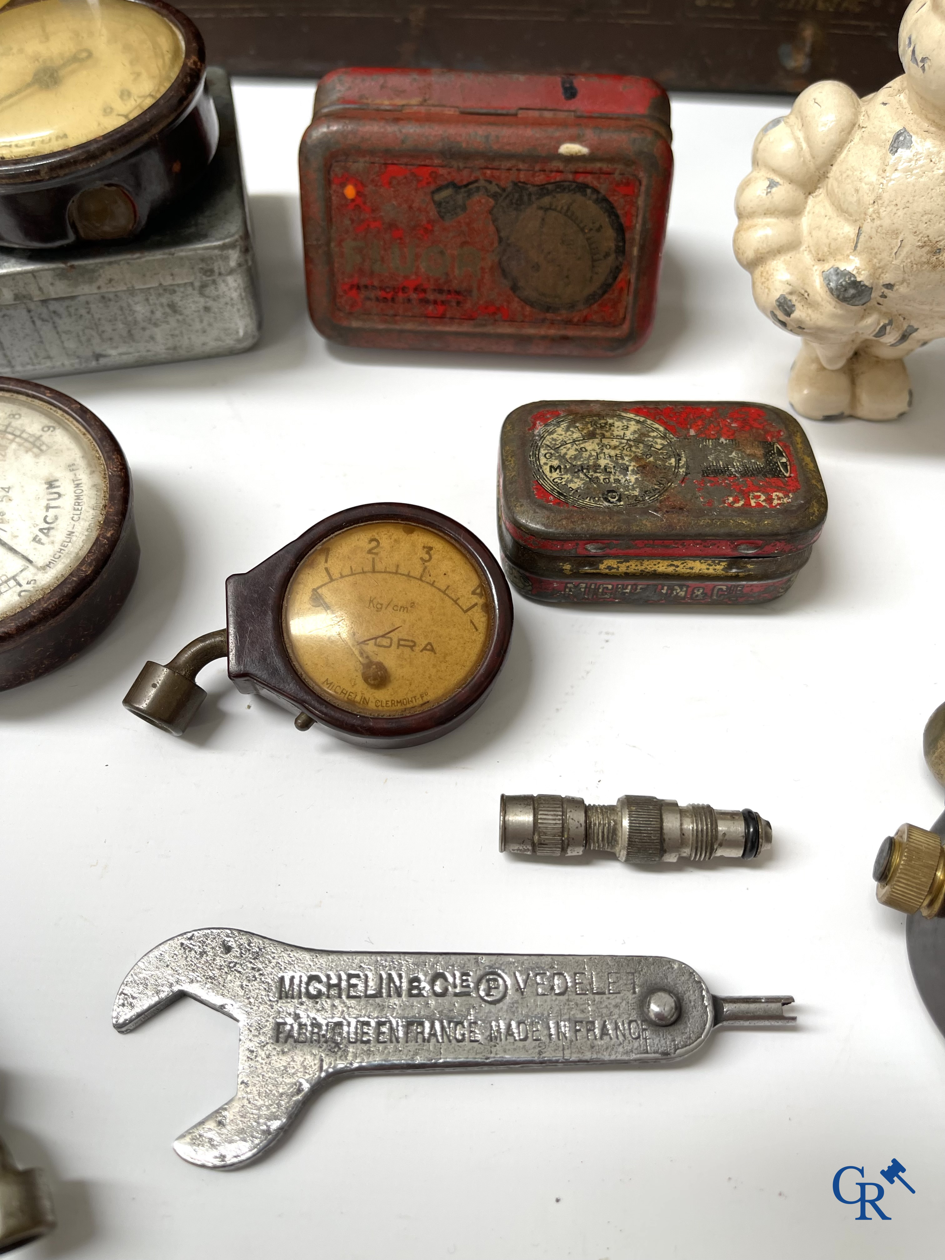 Michelin, een groot lot reclame objecten en meetinstrumenten voor Michelin banden.