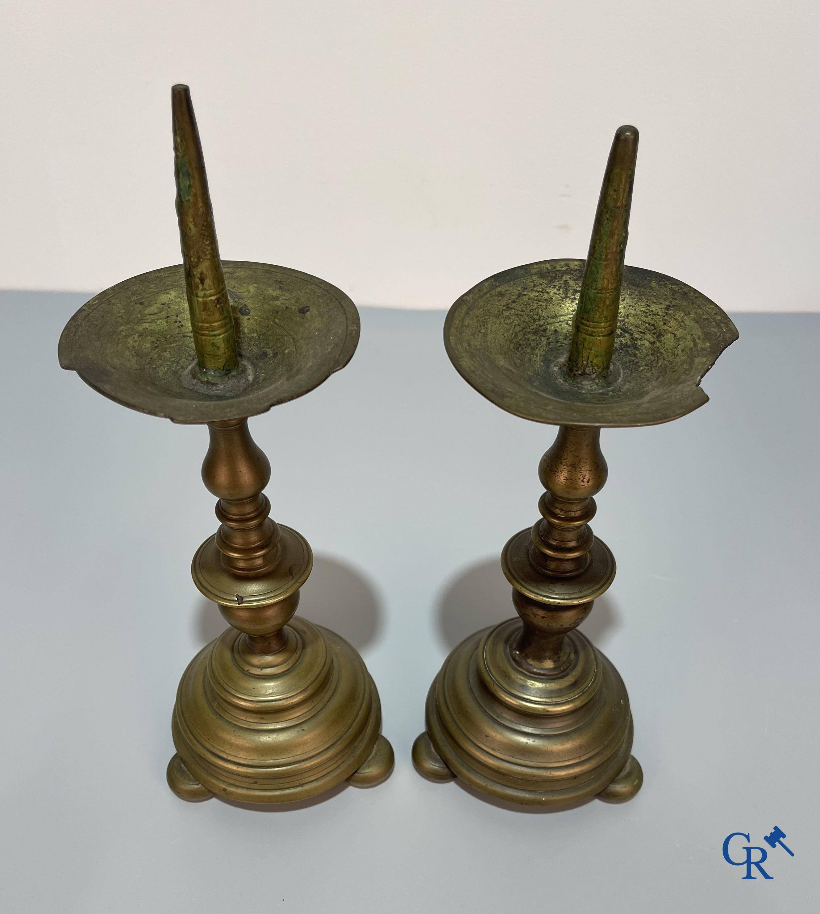 Un lot avec plusieurs chandeliers en bronze. 17ème/18ème/19ème siècle.