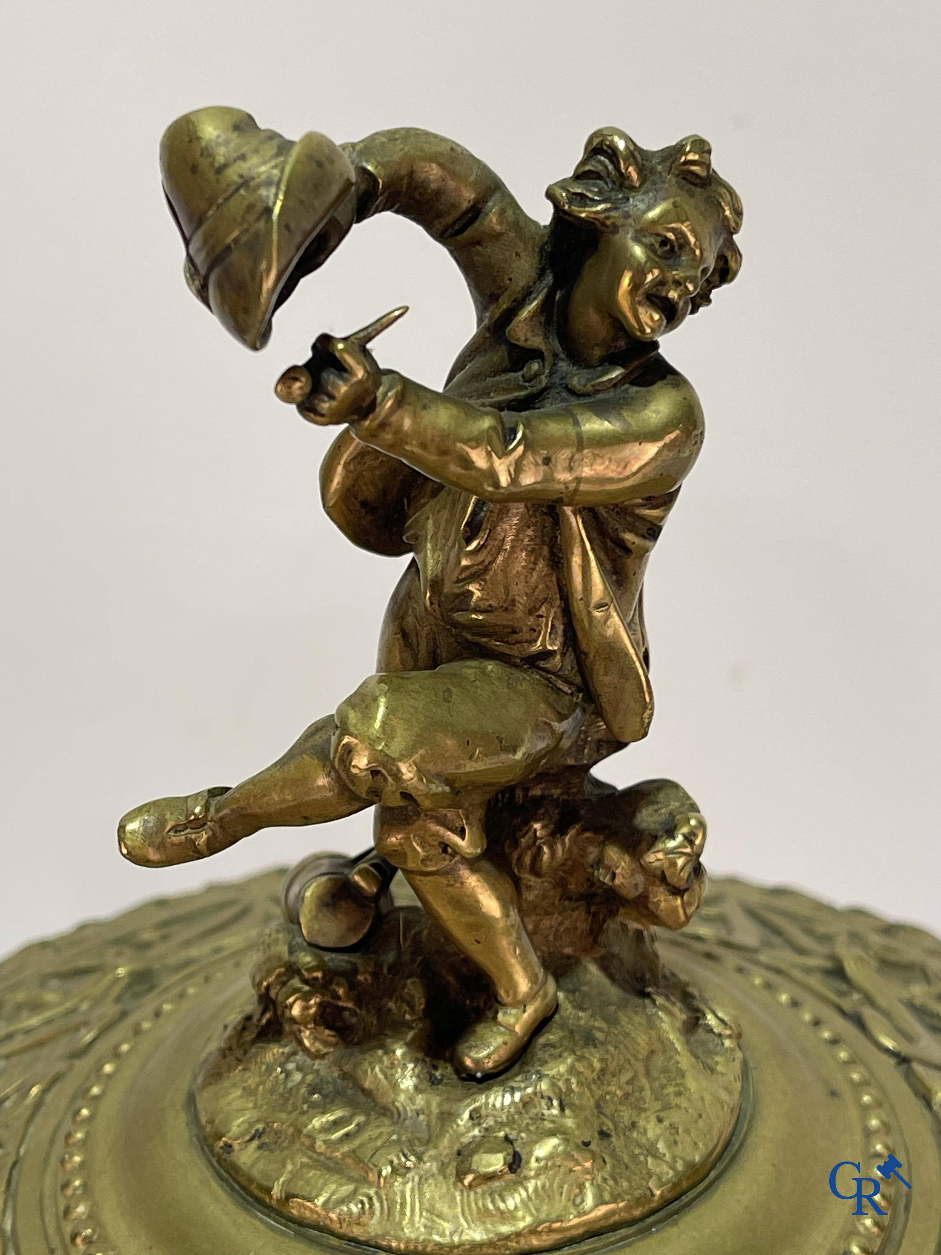 Un imposant pot à tabac en bronze finement travaillée avec les inscriptions "aimer, danser, fumer, boire".<br />
19ème siècle.