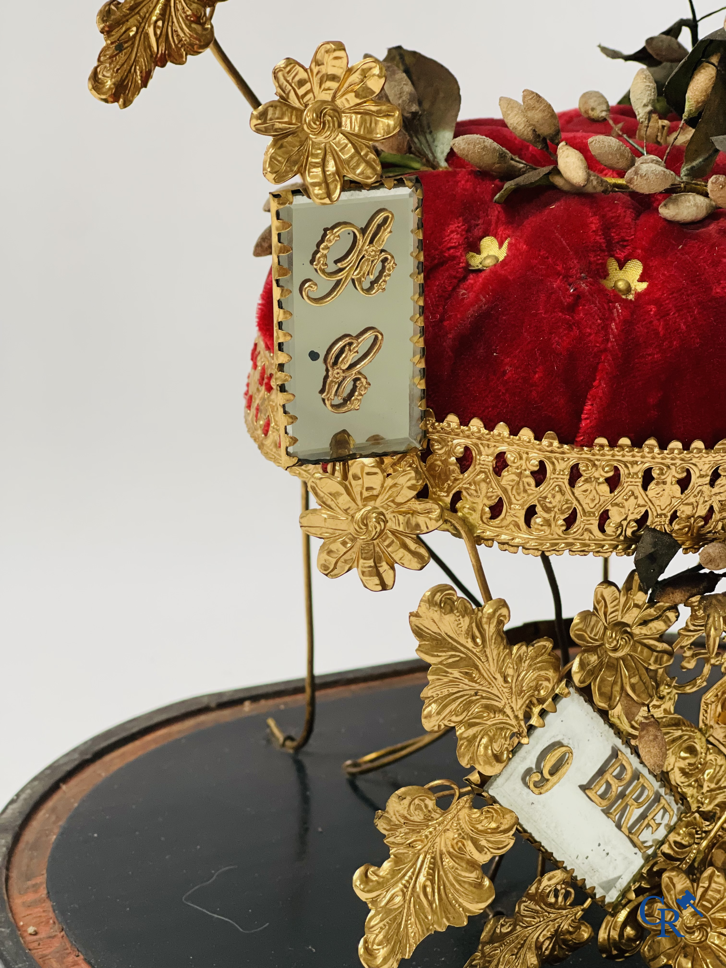 2 domes with wedding bouquet, one with flowers in biscuit, another with mirrors, dated 1908.