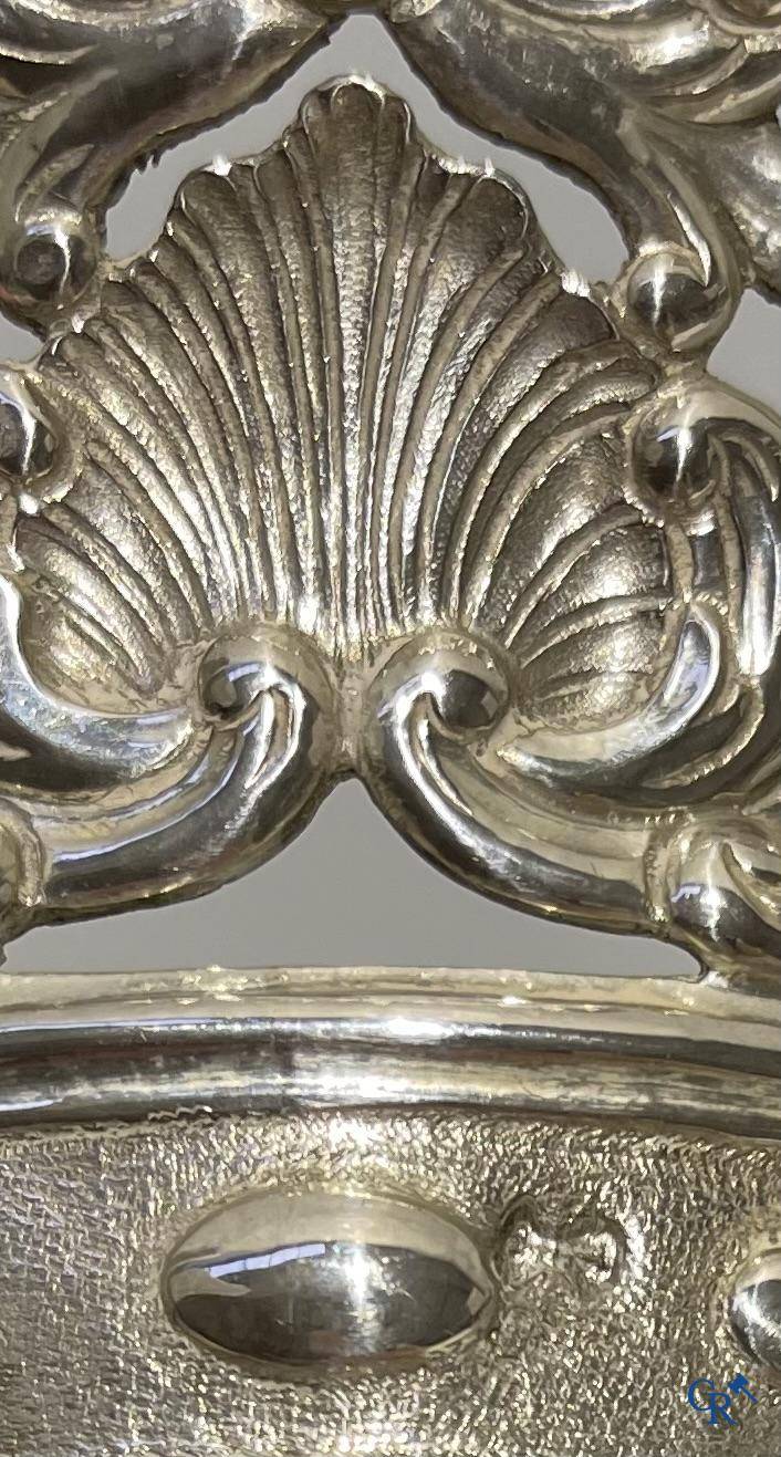 Silver, crown in silver.