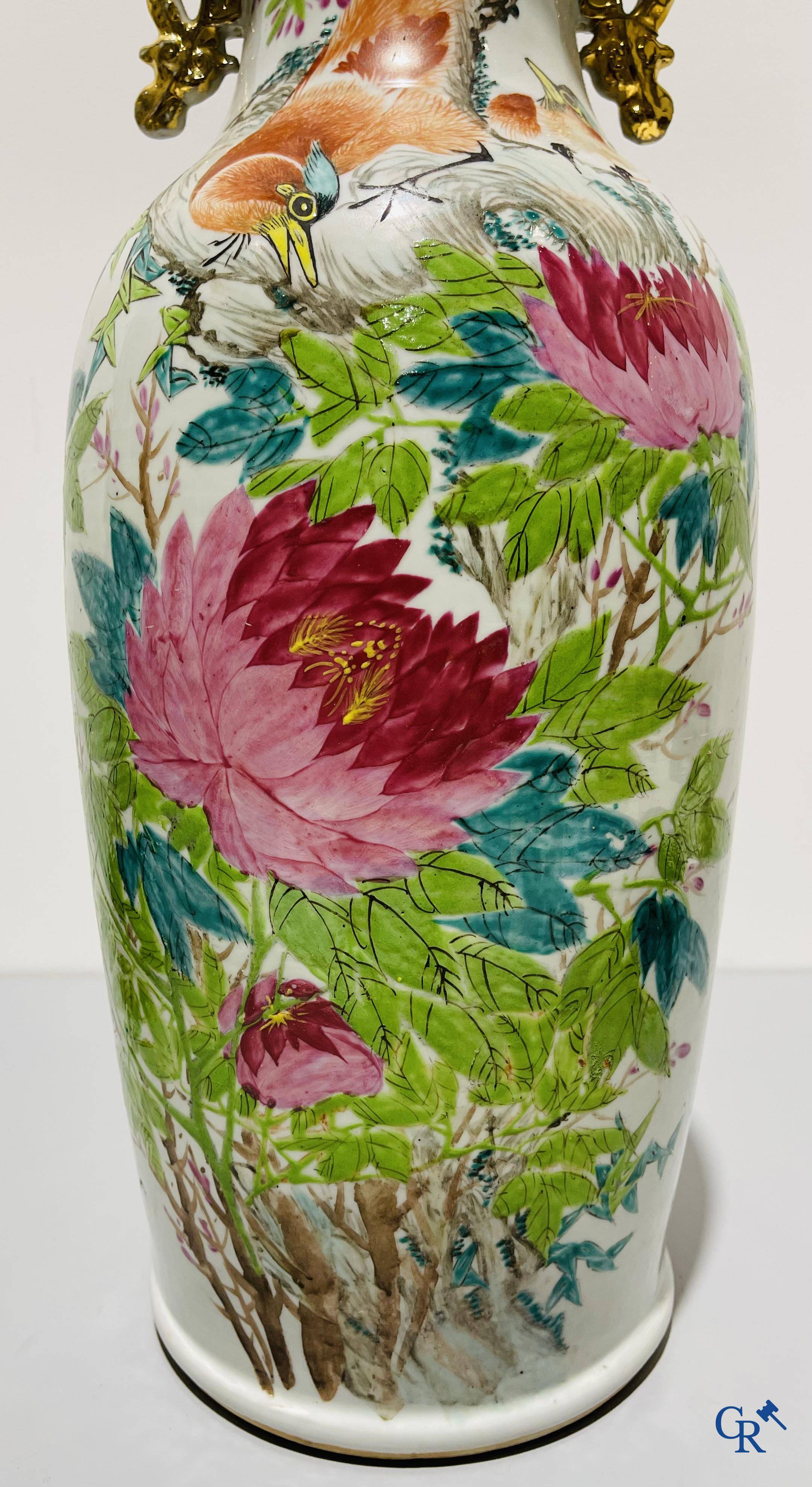Art Asiatique, porcelaine chinoise. Une paire de vases chinois avec calligraphie.