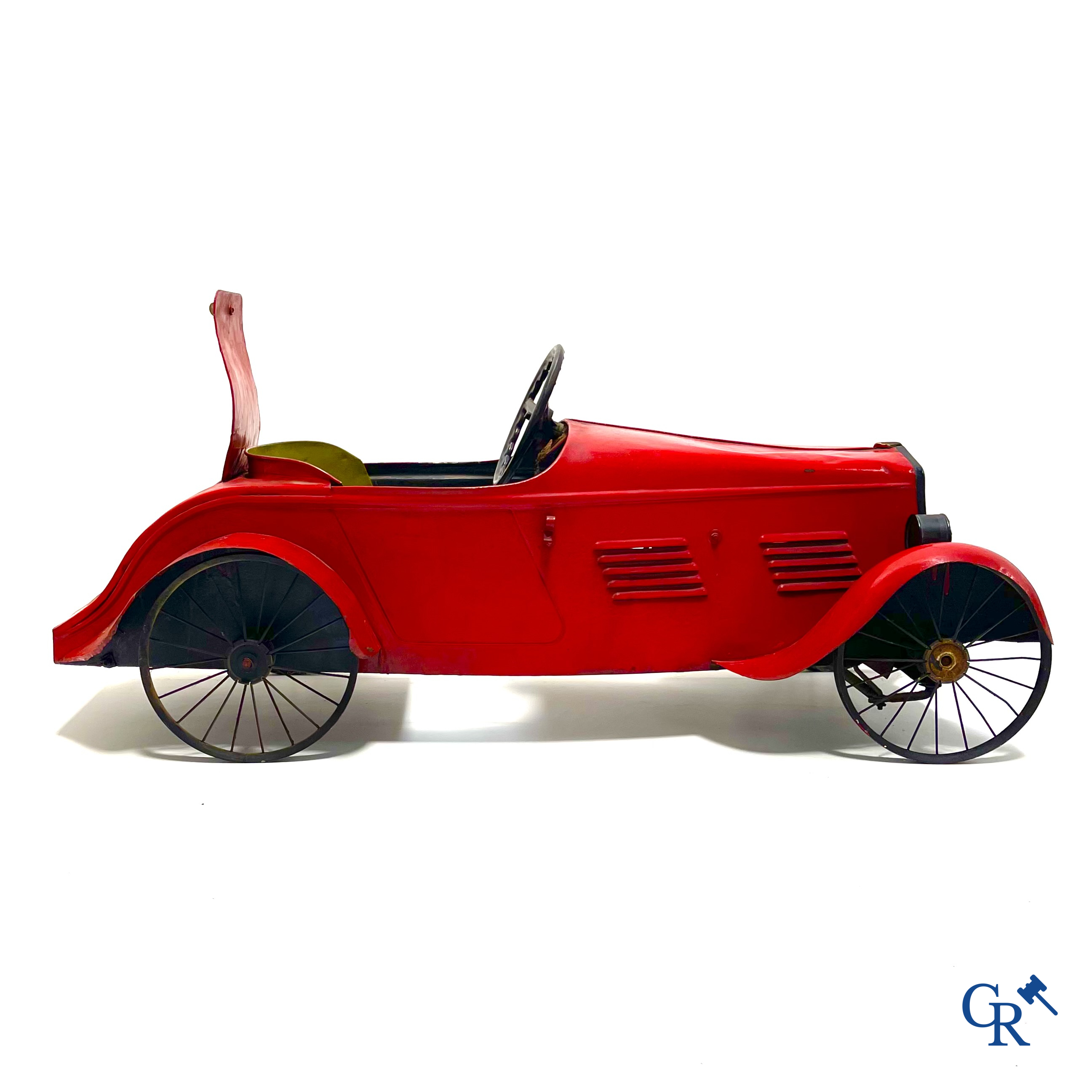 Eureka, model Delage. Luxe uitvoering met spaakwielen, verlichtingssysteem en opendraaiend kofferdeksel. Circa 1930.