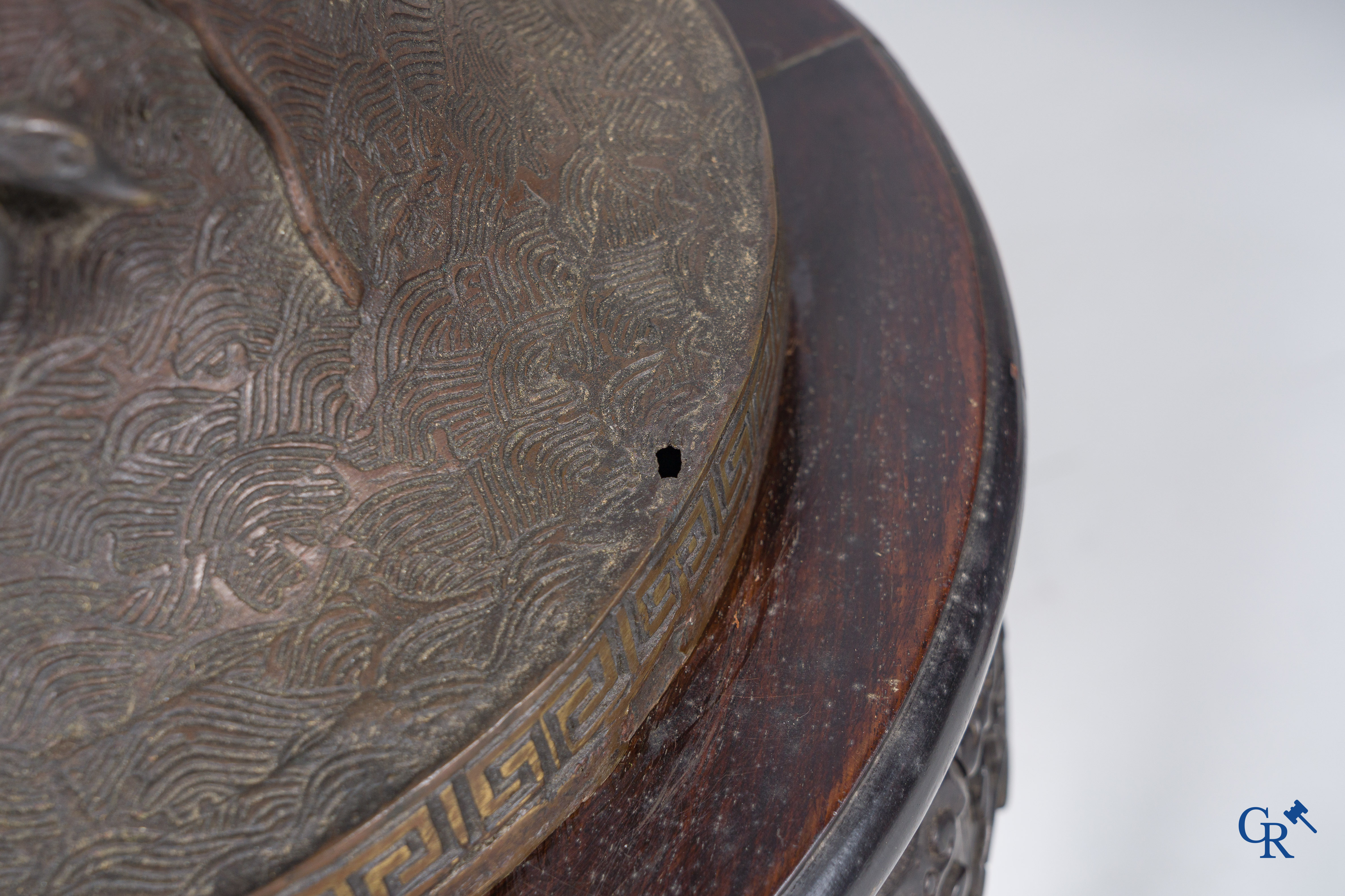 Aziatica, een imposante bronzen Chinese vaas op een sokkel in Chinees hardhout.