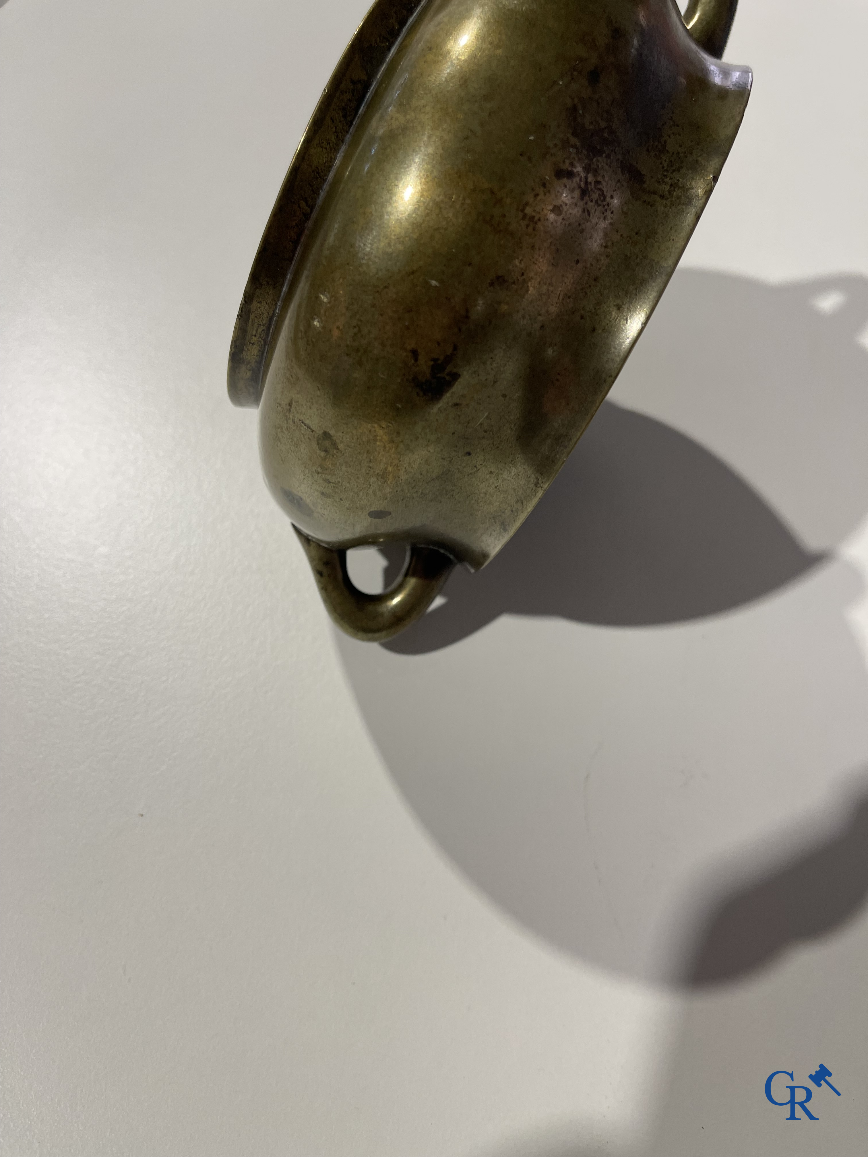 Aziatica, een Chinese bronzen wierookbrander. Chóngzhēn Dīngchǒu nián zhì 崇禎丁丑年製 mark, gedateerd 1637.