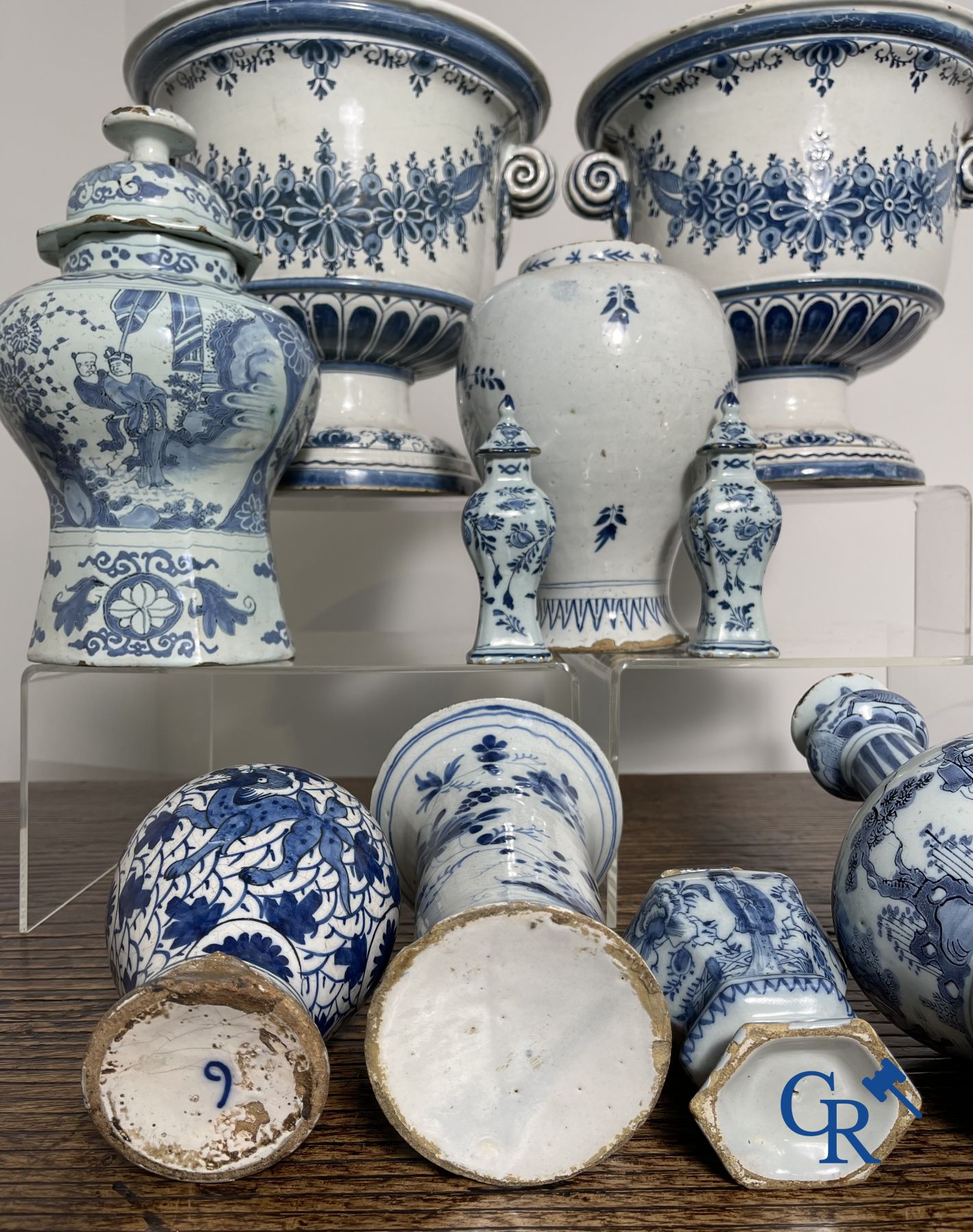 Delft : 11 pièces en faïence bleu et blanc aux décors différents. XVIIe - XVIIIe siècle.