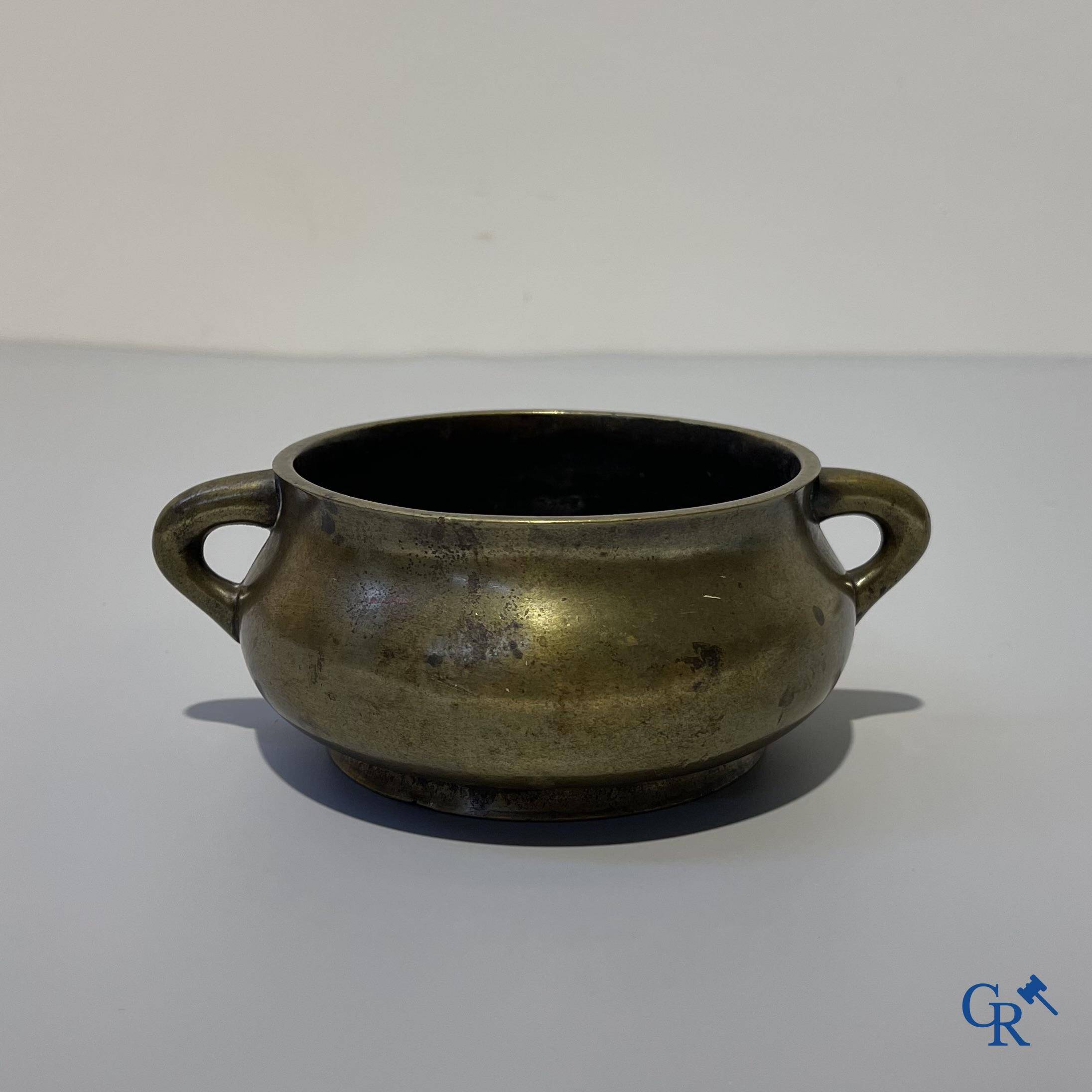 Aziatica, een Chinese bronzen wierookbrander. Chóngzhēn Dīngchǒu nián zhì 崇禎丁丑年製 mark, gedateerd 1637.
