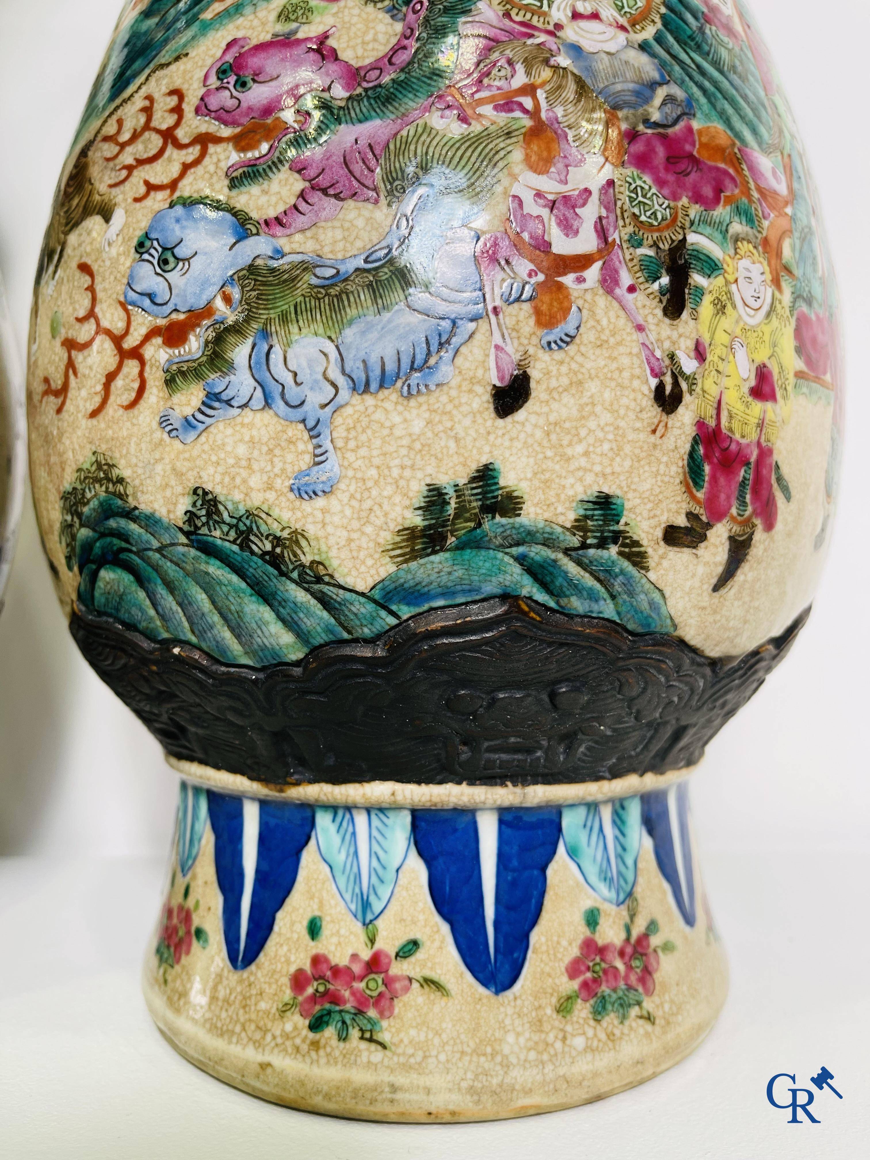 Art Asiatique : Une paire de vases Nanking Chinois décor famille rose.