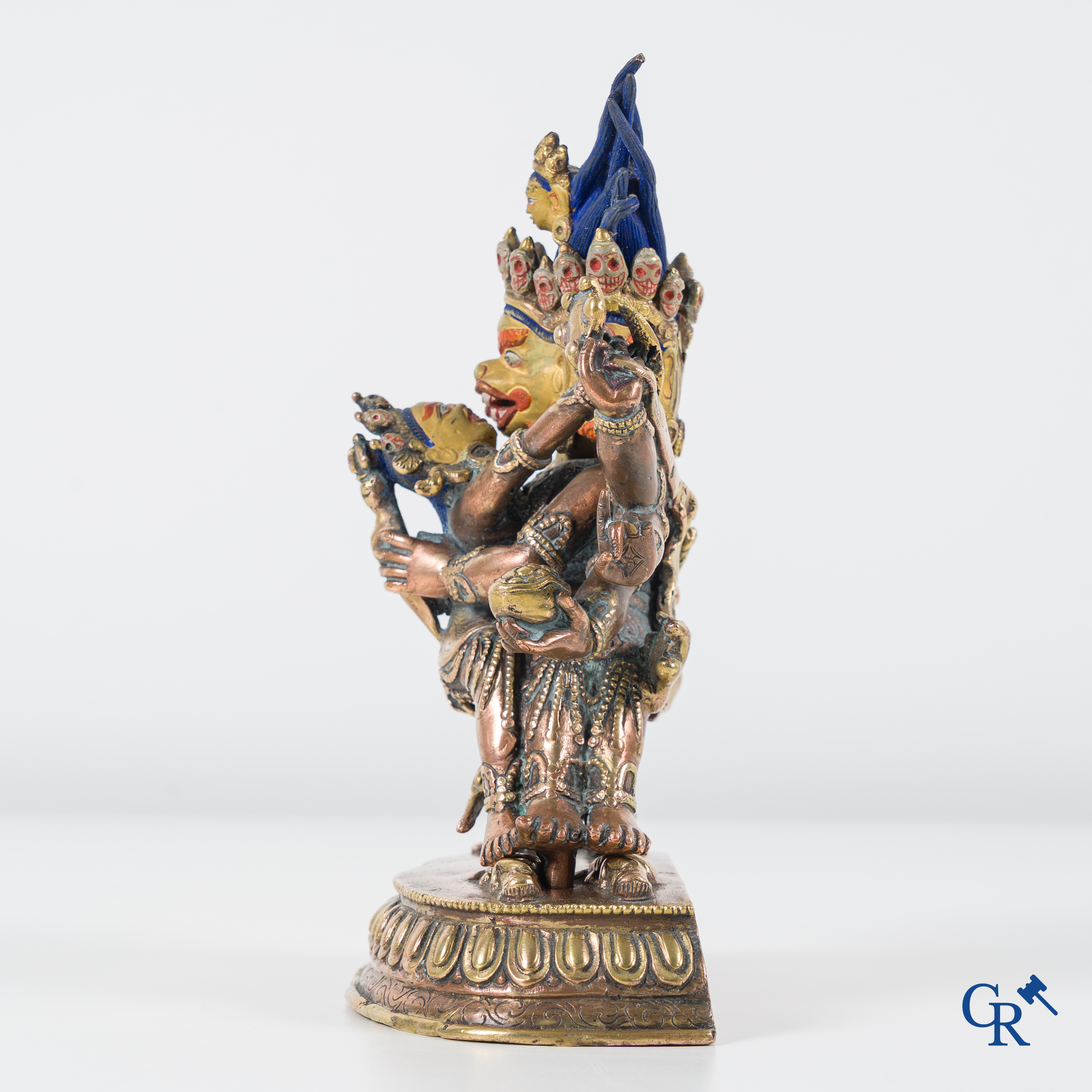 Aziatica, Een Sino-Tibetaanse verguld bronzen figuur van Mahakala. 19e-20ste eeuw.