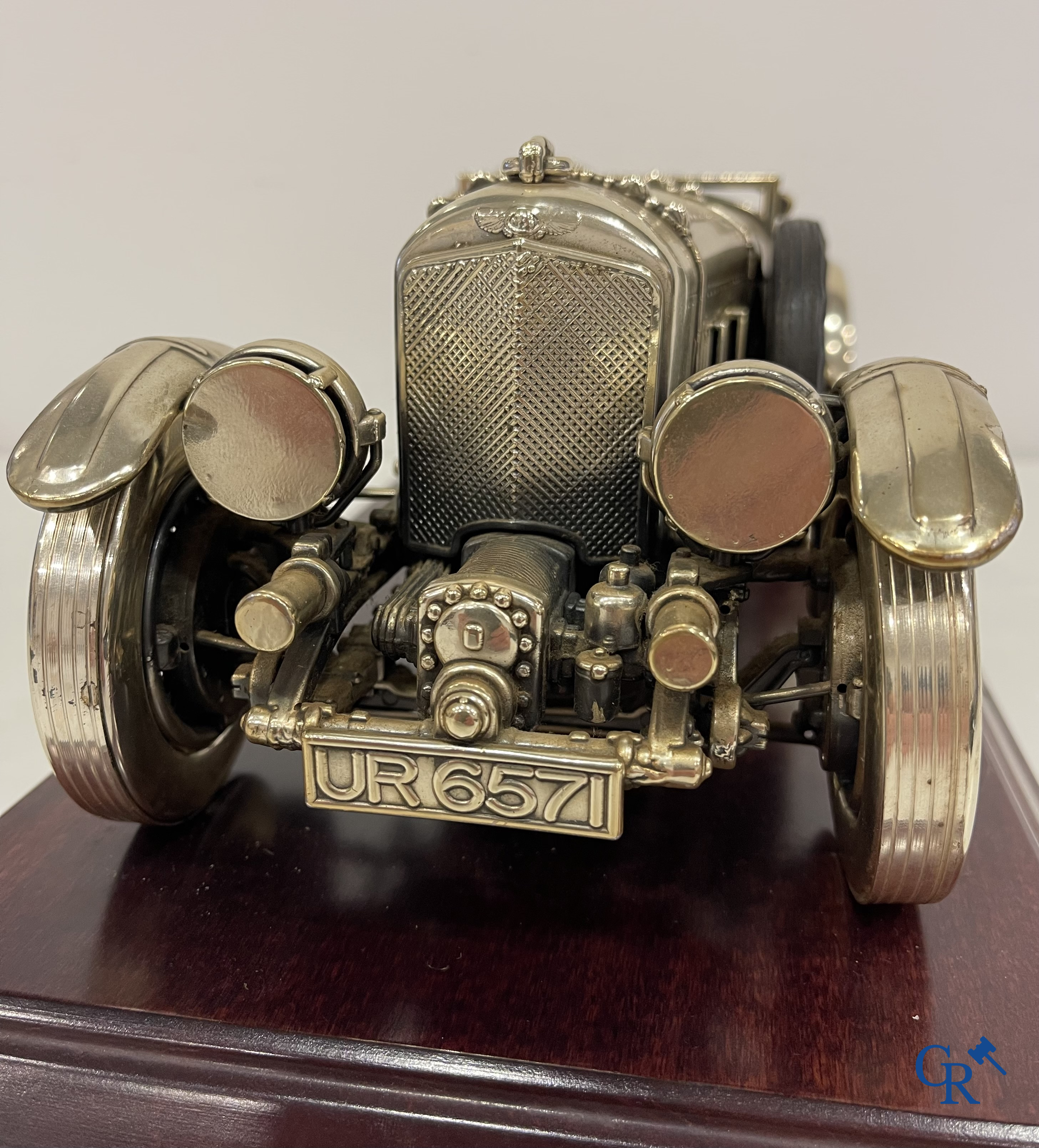 Bentley, een uitzonderlijk fijn gedetailleerd sterling zilveren 925°/00 schaalmodel van een 30 er jaren Bentley.