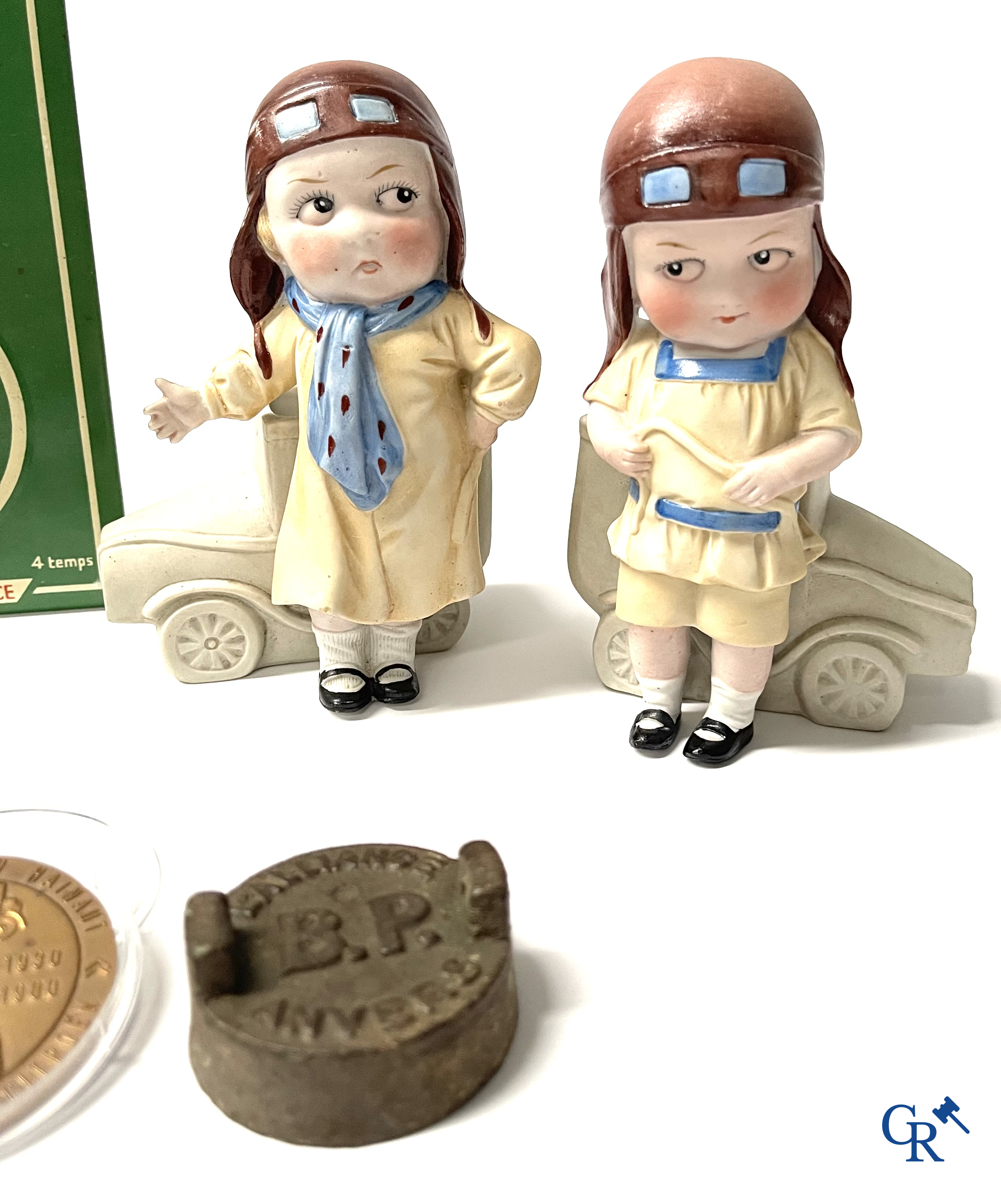 Automobilia, een kavel met diverse verzamelobjecten, Michelin, Castrol, Citroën, Rosengart, BP, enz.